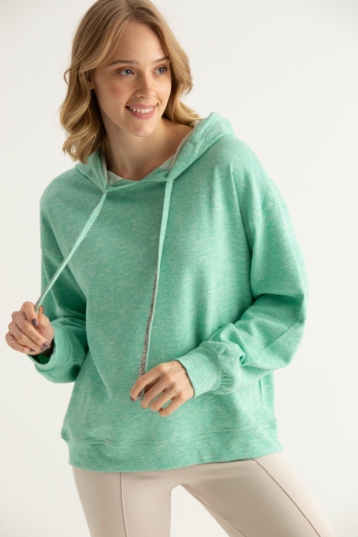 YEŞİL KORDONU TAŞLI KAPÜŞONLU SWEATSHIRT