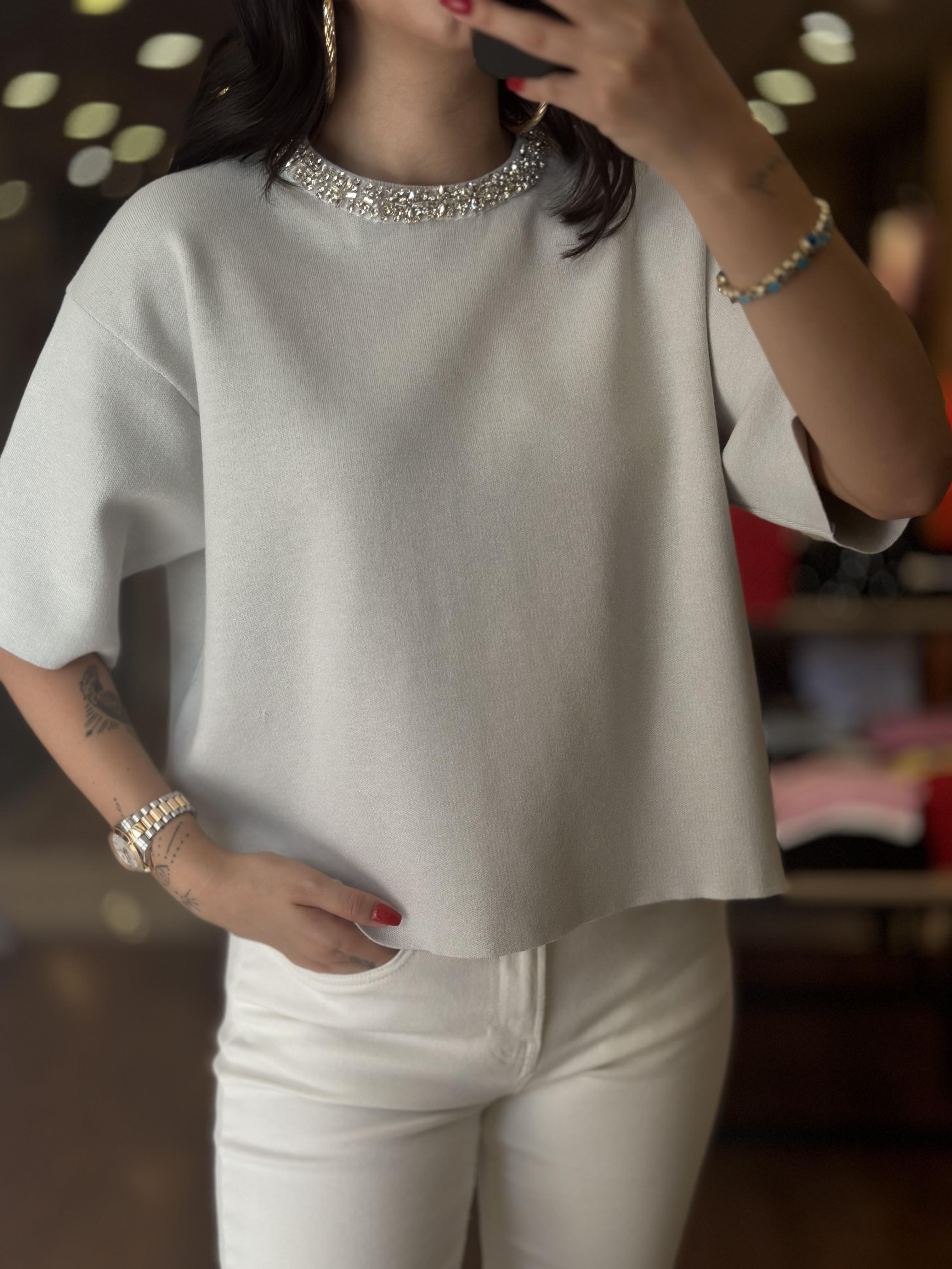 10601 BISIKLET YAKA PARLAK TAS APLIKELI KISA KOL TRIKO