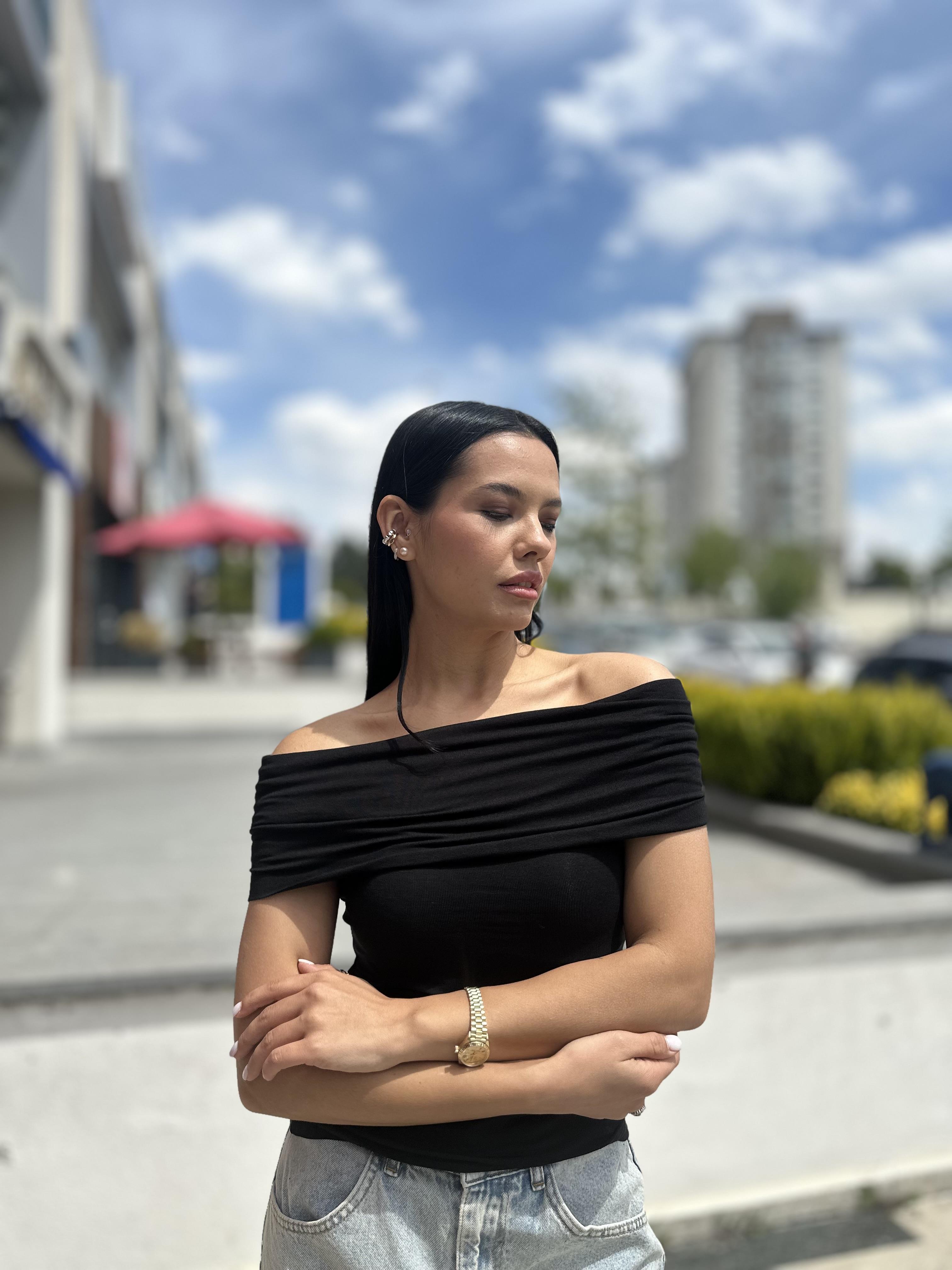 30919 OMUZLARI ACIK TOP