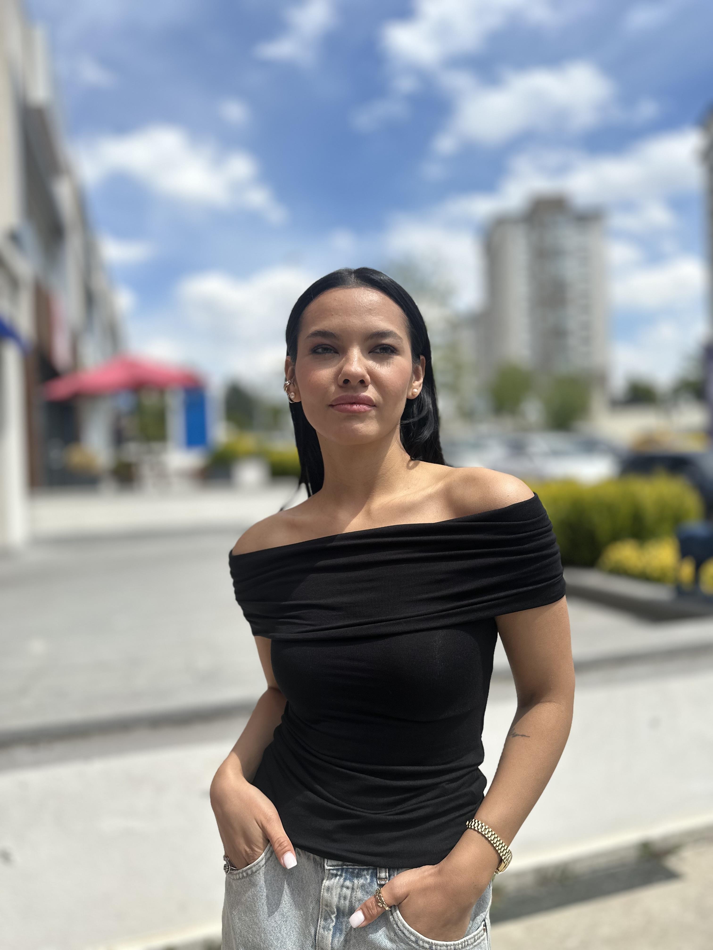 30919 OMUZLARI ACIK TOP