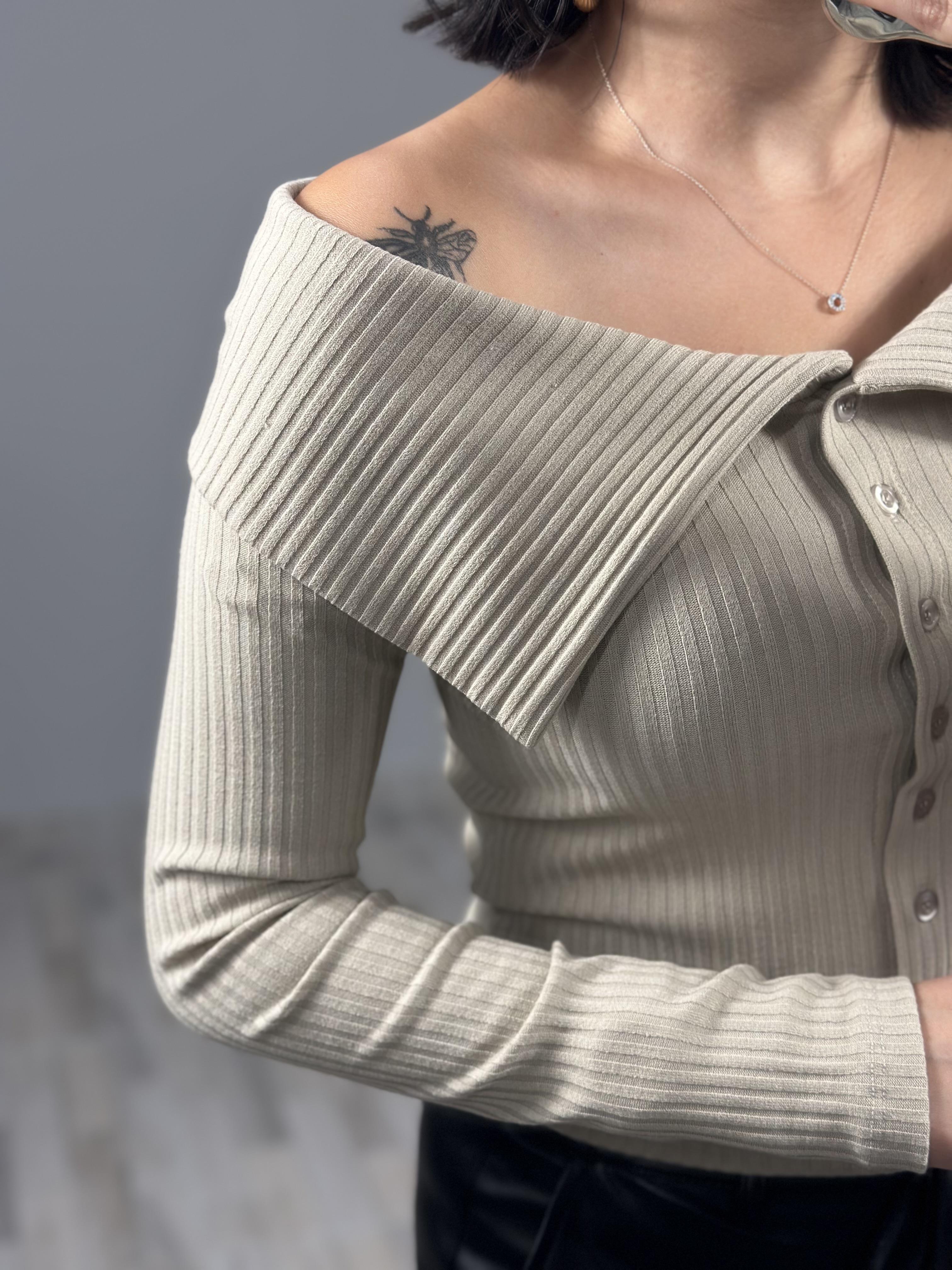 31269 OMUZLARI ACIK DUGMELI TOP