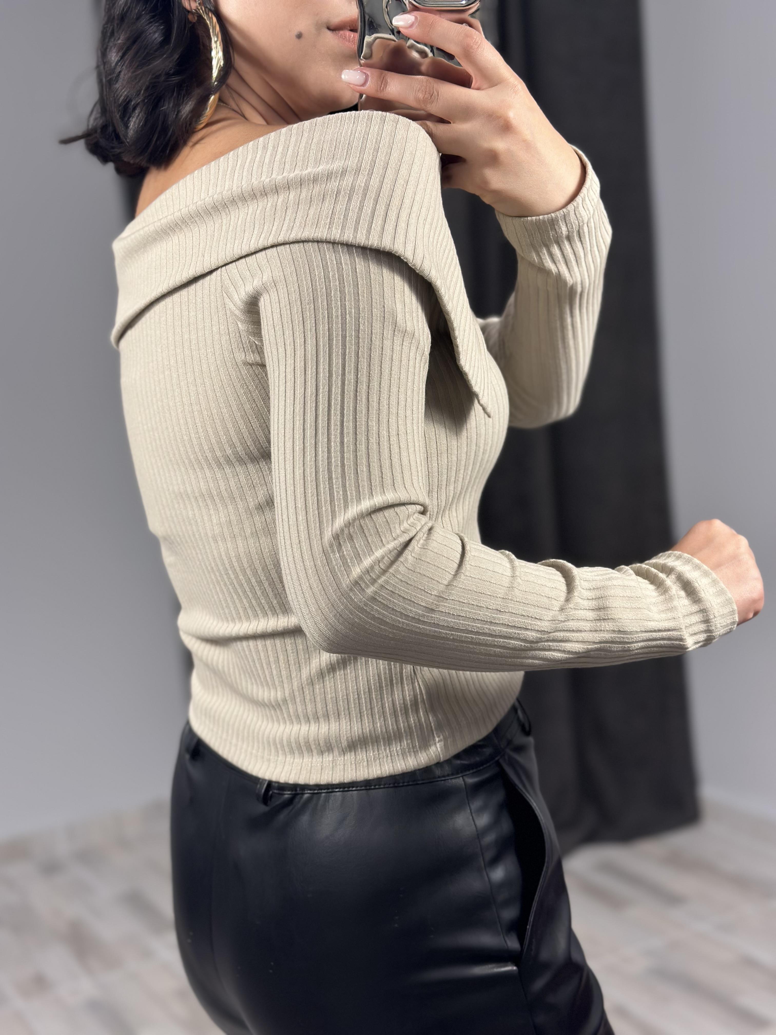 31269 OMUZLARI ACIK DUGMELI TOP