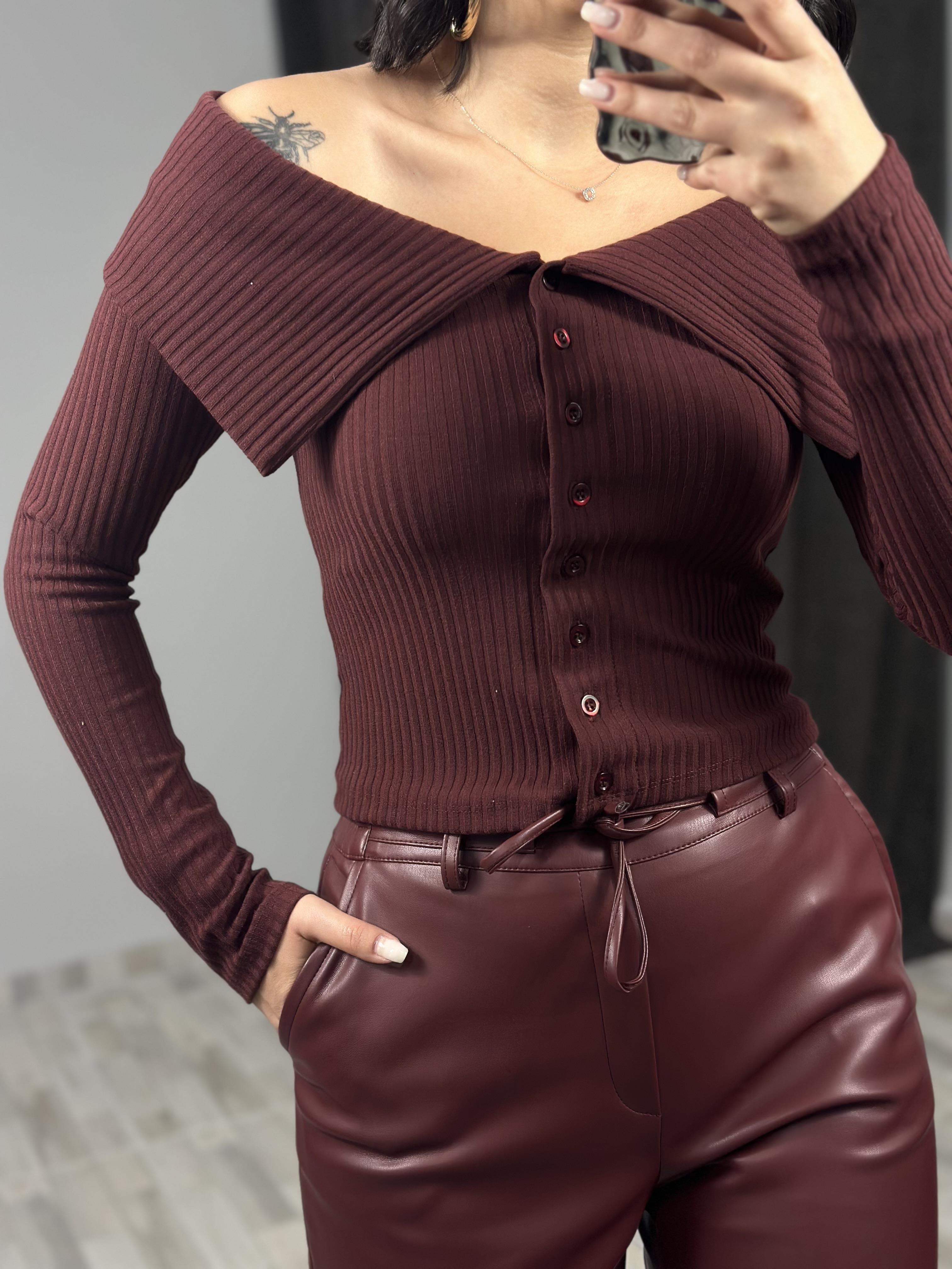 31269 OMUZLARI ACIK DUGMELI TOP