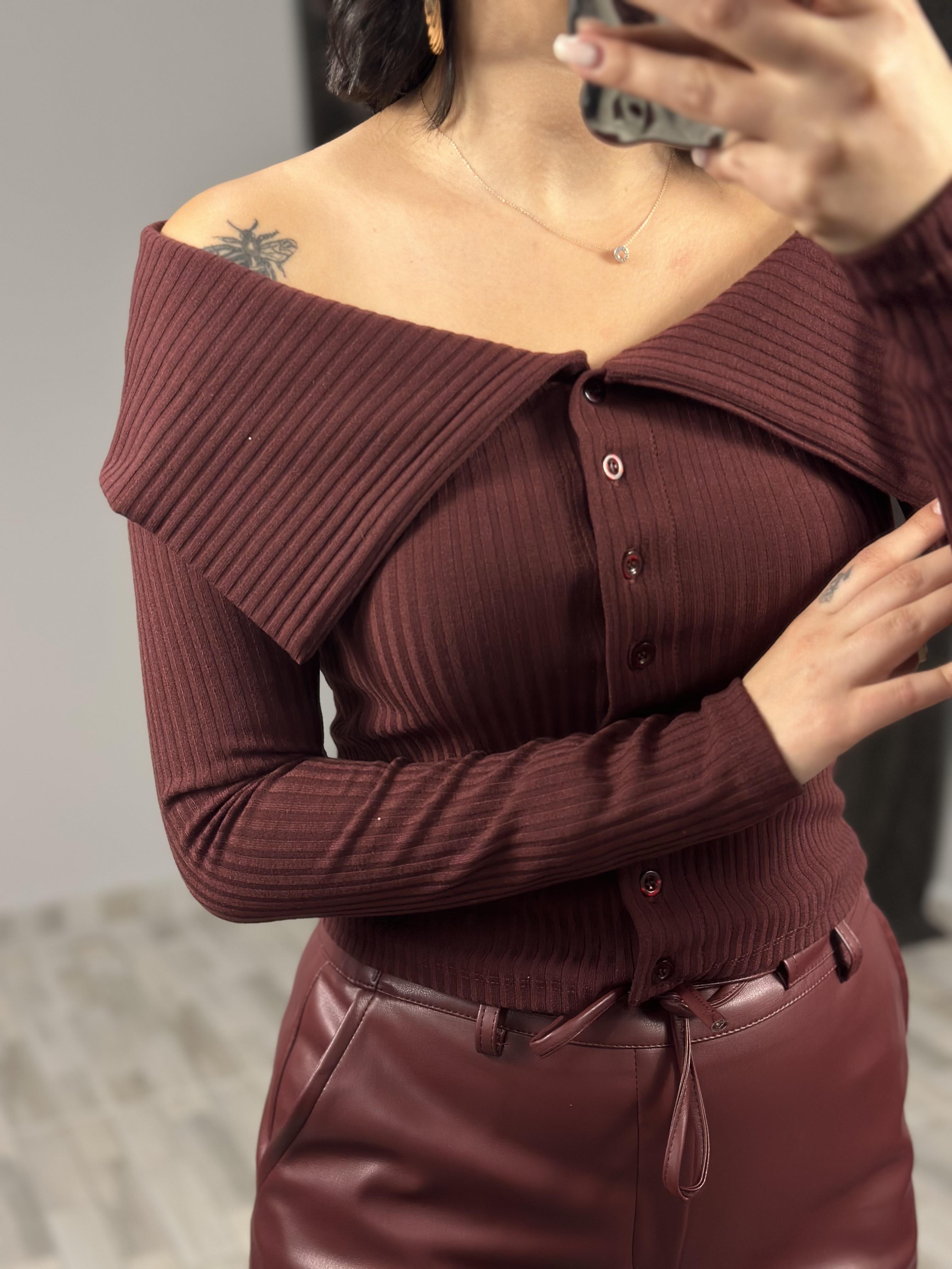31269 OMUZLARI ACIK DUGMELI TOP