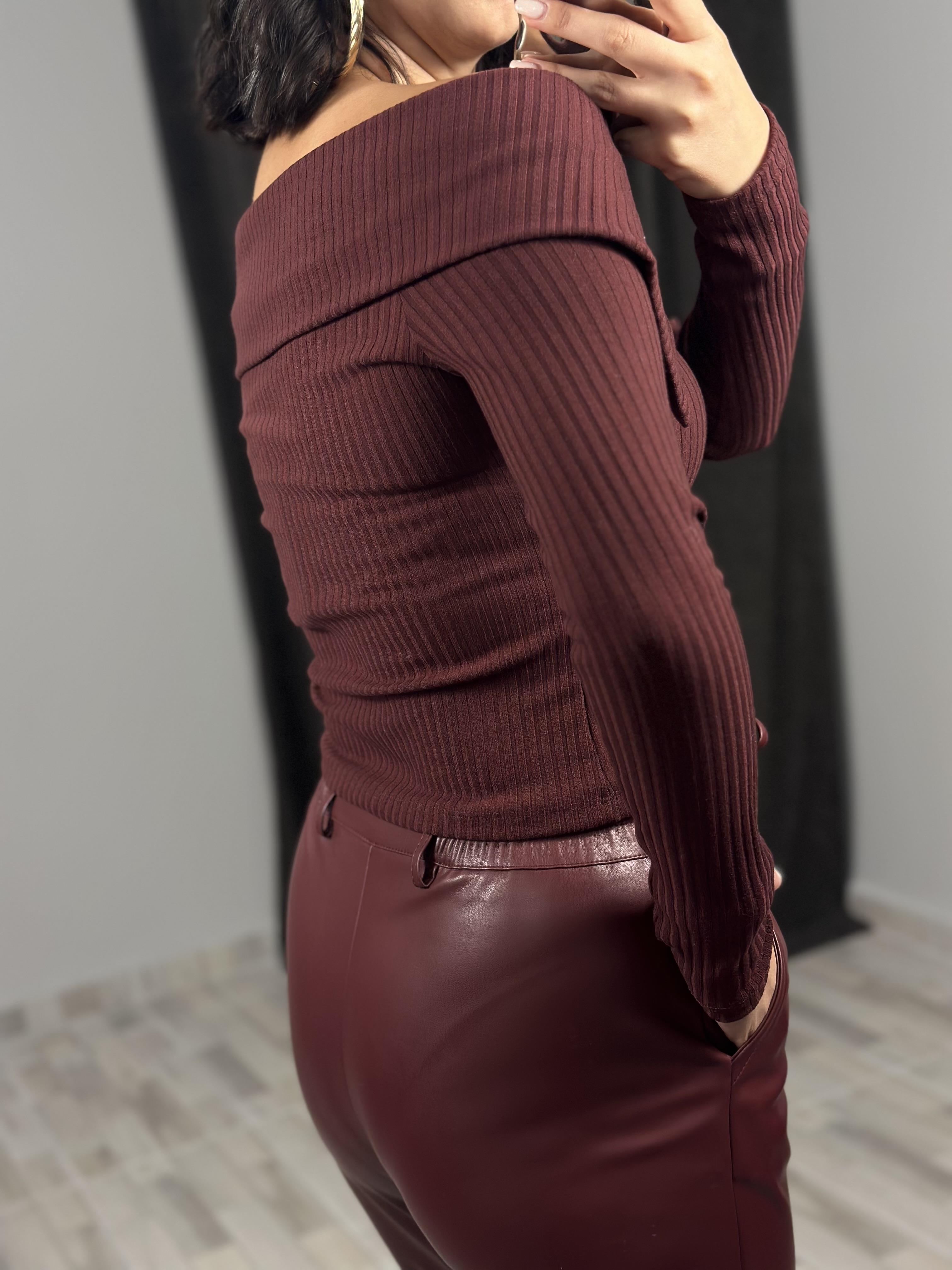 31269 OMUZLARI ACIK DUGMELI TOP