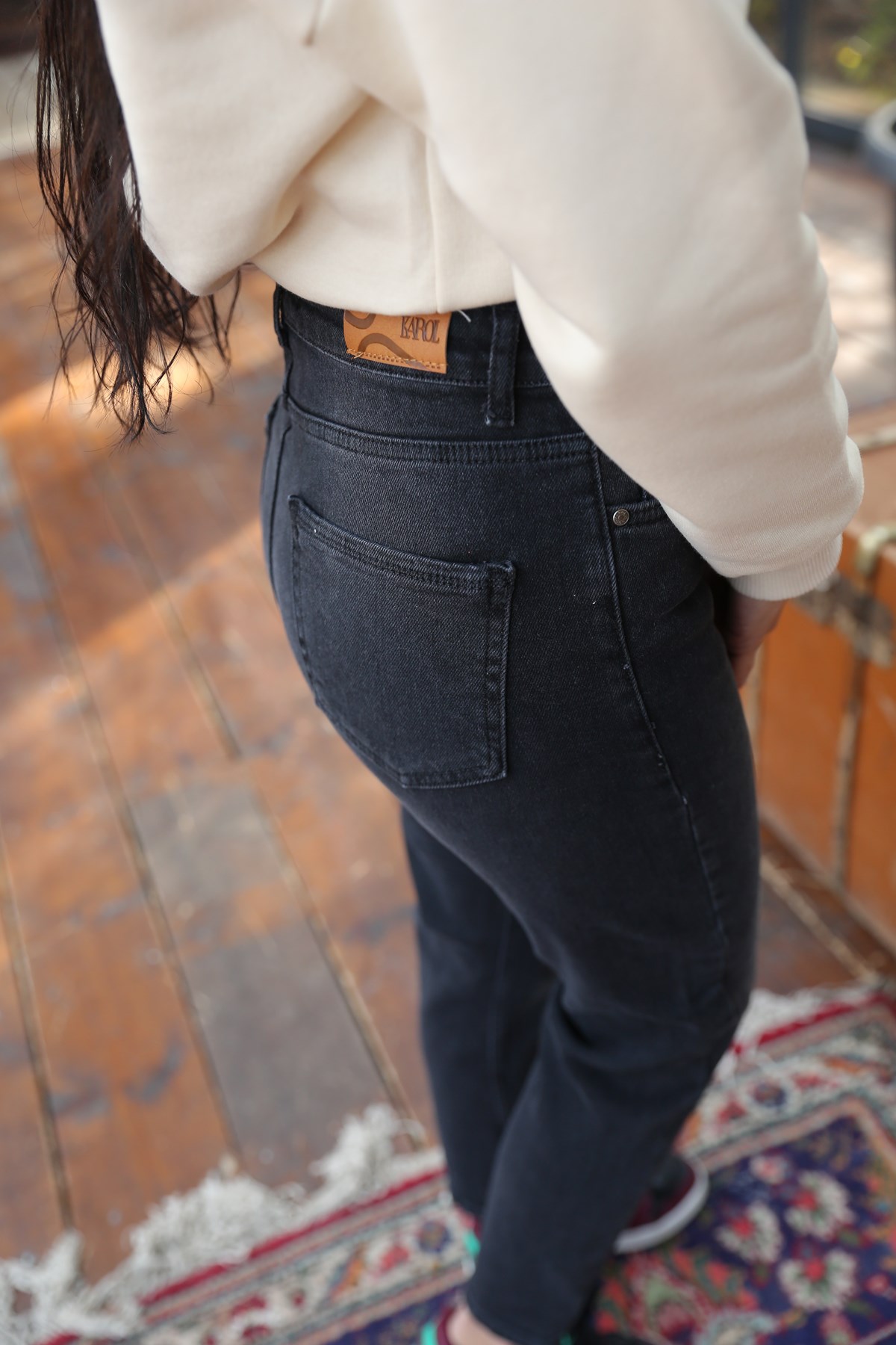 401 KONTRAST BLACK MOM JEAN