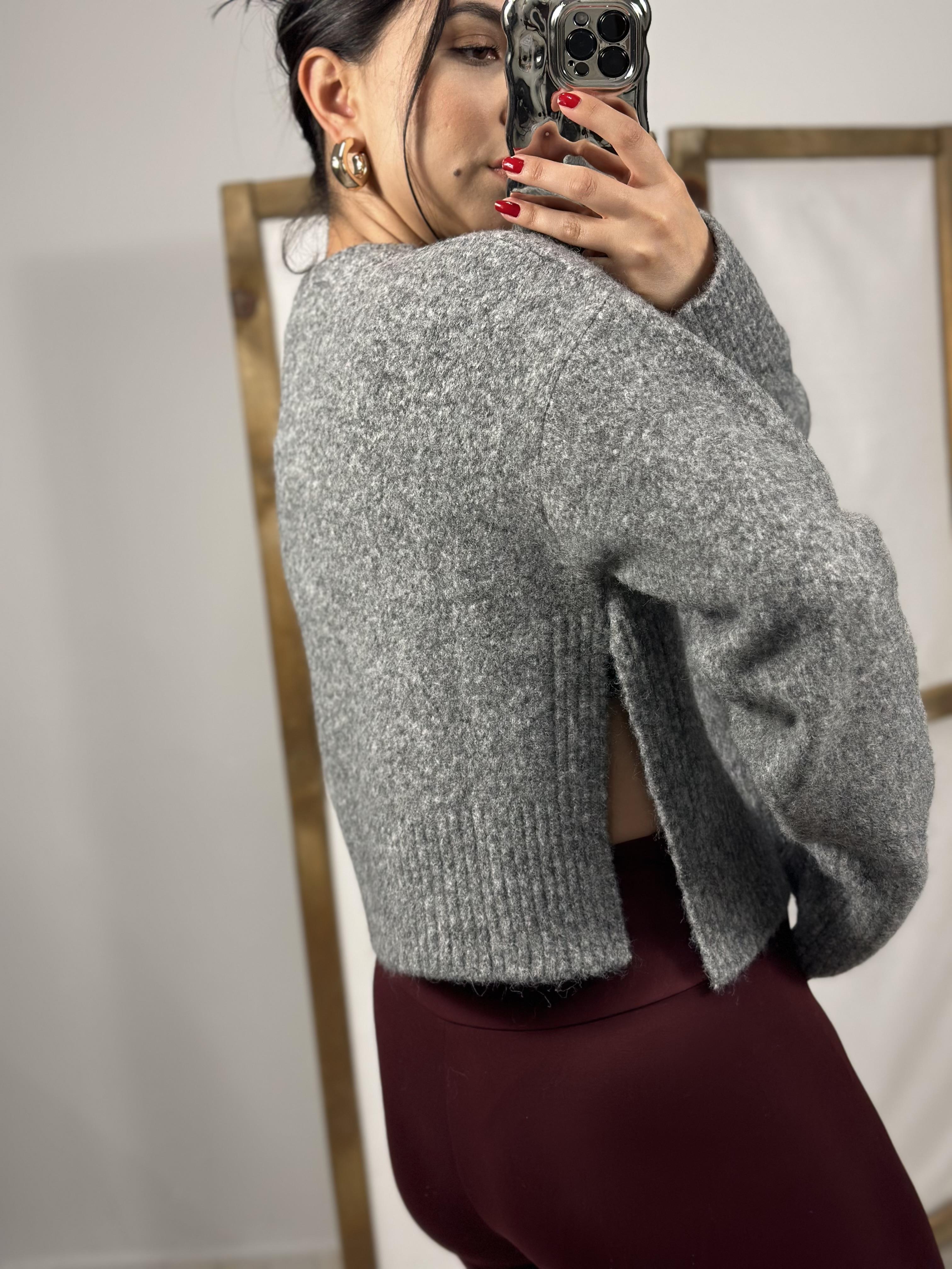 60280 DIK YAKA DUGMELI YUMUSAK DOKULU YIRTMACLLI TRIKO HIRKA