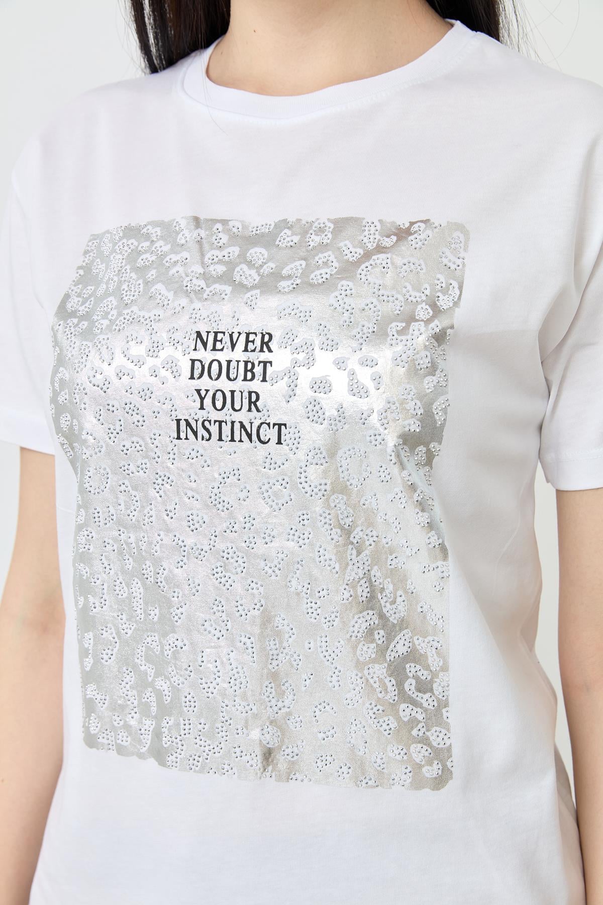 7009 NEVER DOUBT YOUR INSTINCT YAZILI TSHIRT