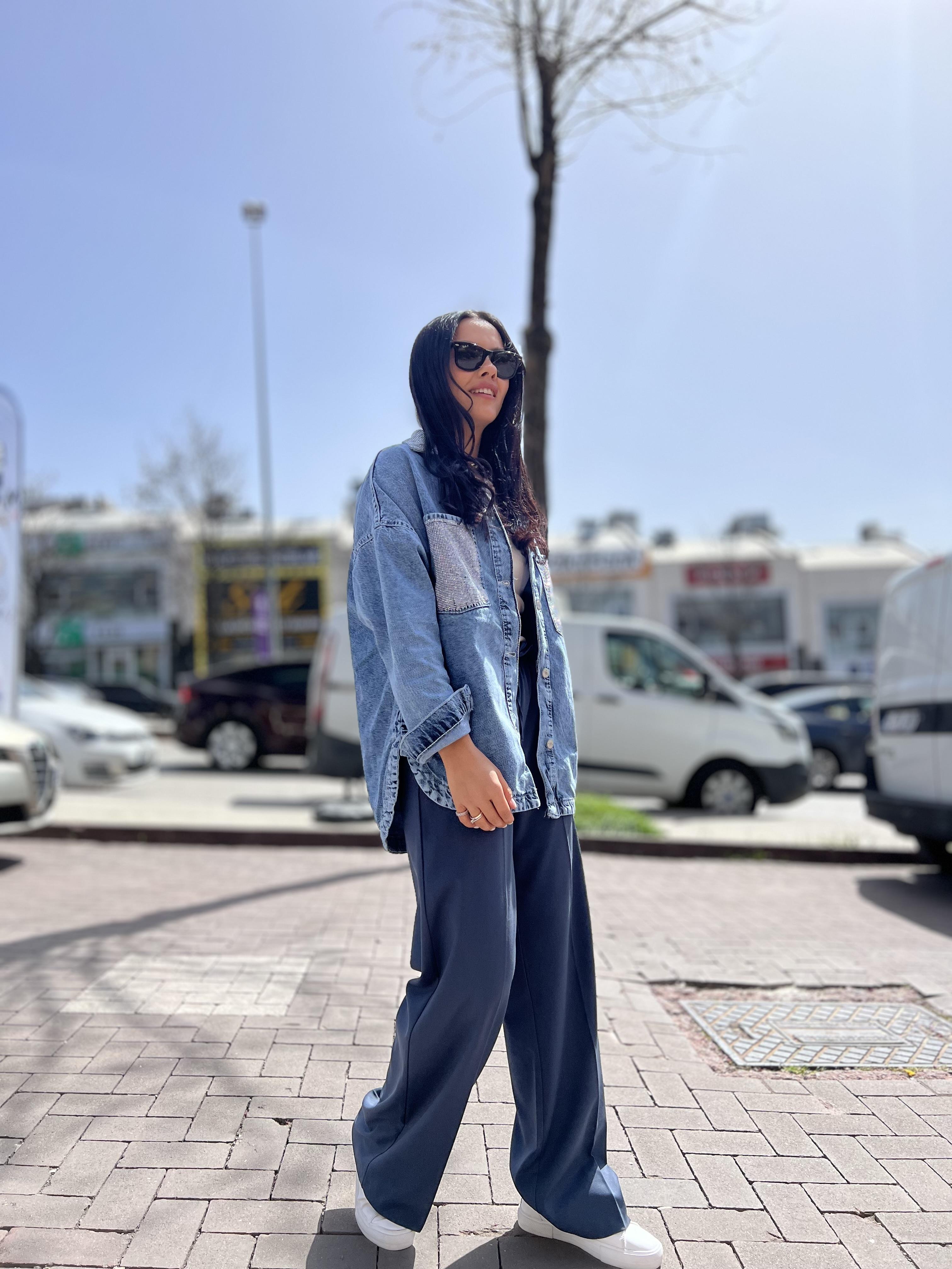 82118 TAS CEP DETAYLI GOMLEK