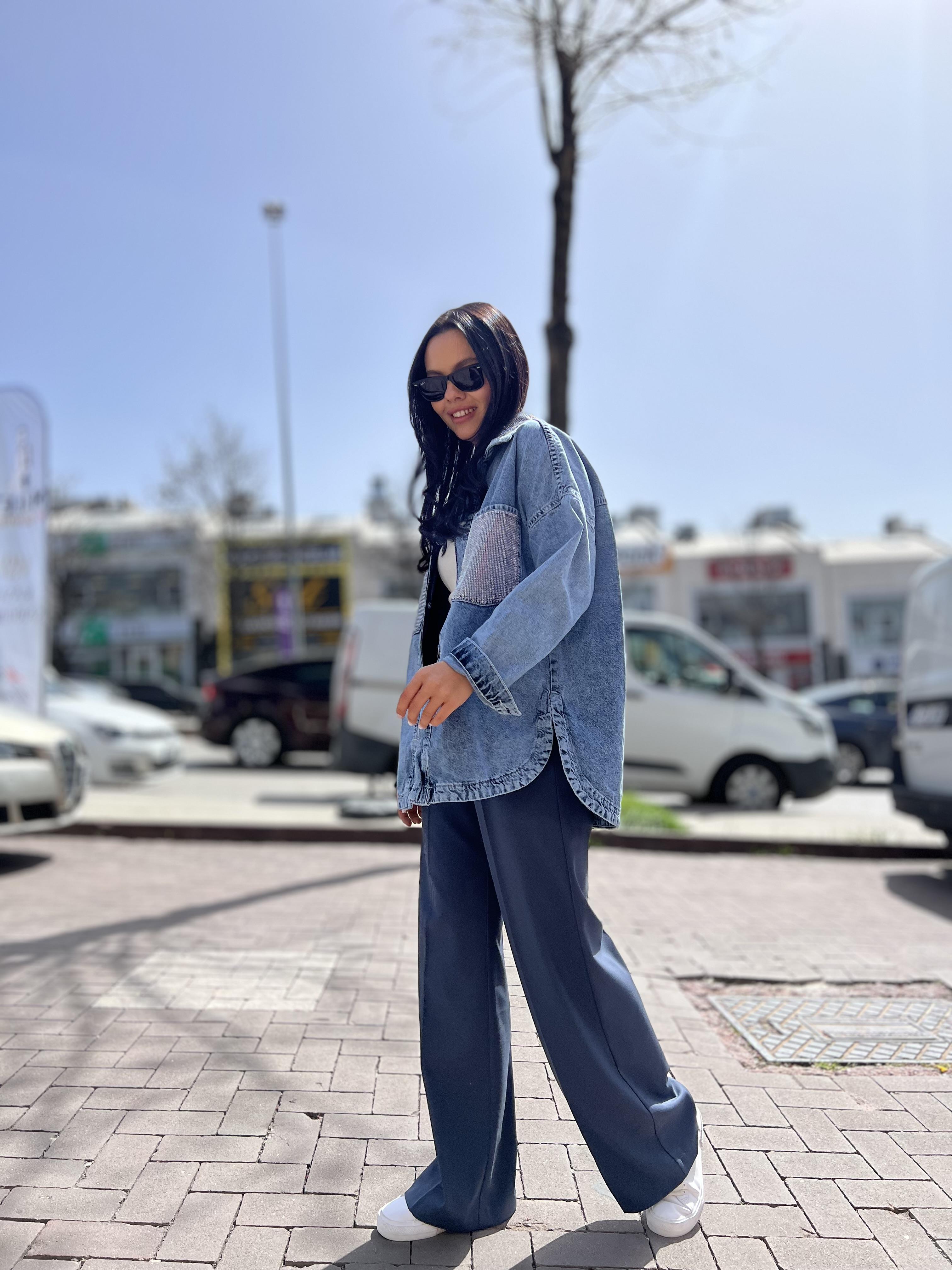 82118 TAS CEP DETAYLI GOMLEK