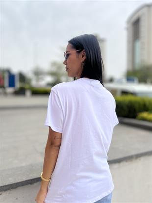 058 V YAKA BEING YAZILI TSHIRT