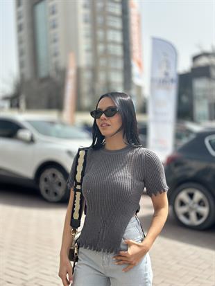 10555 BISIKLET YAKA YIRTIK DETAYLI KAZAK