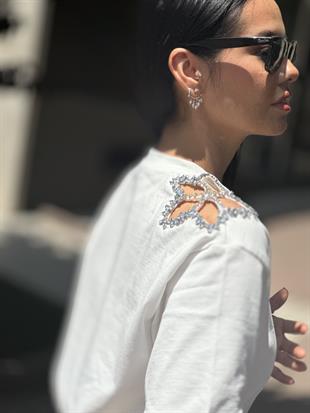 2926 OMUZLARI TASLI TSHIRT