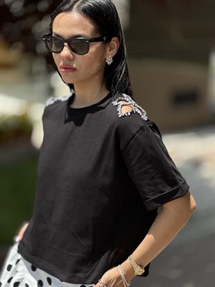 2926 OMUZLARI TASLI TSHIRT