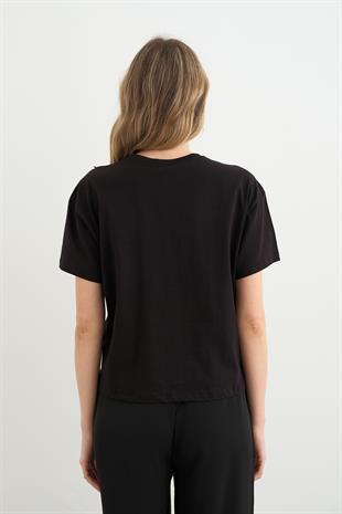 29785 ONU CEP DETAYLI TSHIRT