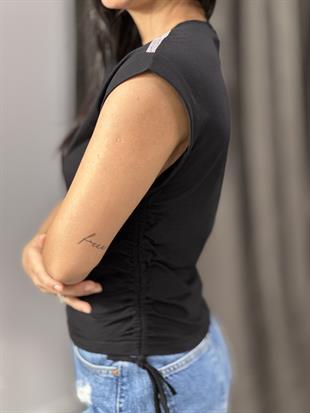 31075 YANLARI TASLI BUZGU DETAYLI TASLI TSHIRT