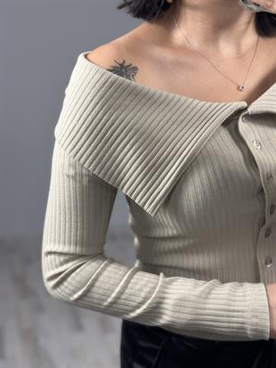 31269 OMUZLARI ACIK DUGMELI TOP