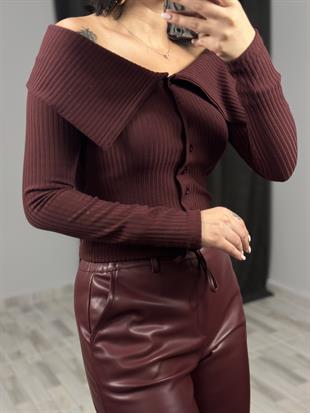 31269 OMUZLARI ACIK DUGMELI TOP