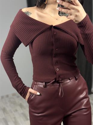 31269 OMUZLARI ACIK DUGMELI TOP