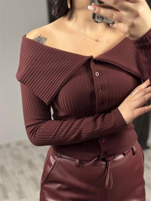 31269 OMUZLARI ACIK DUGMELI TOP