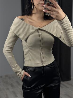 31269 OMUZLARI ACIK DUGMELI TOP