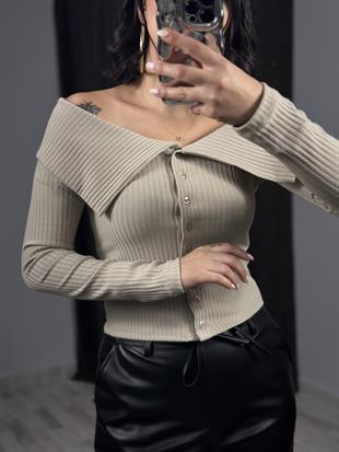 31269 OMUZLARI ACIK DUGMELI TOP