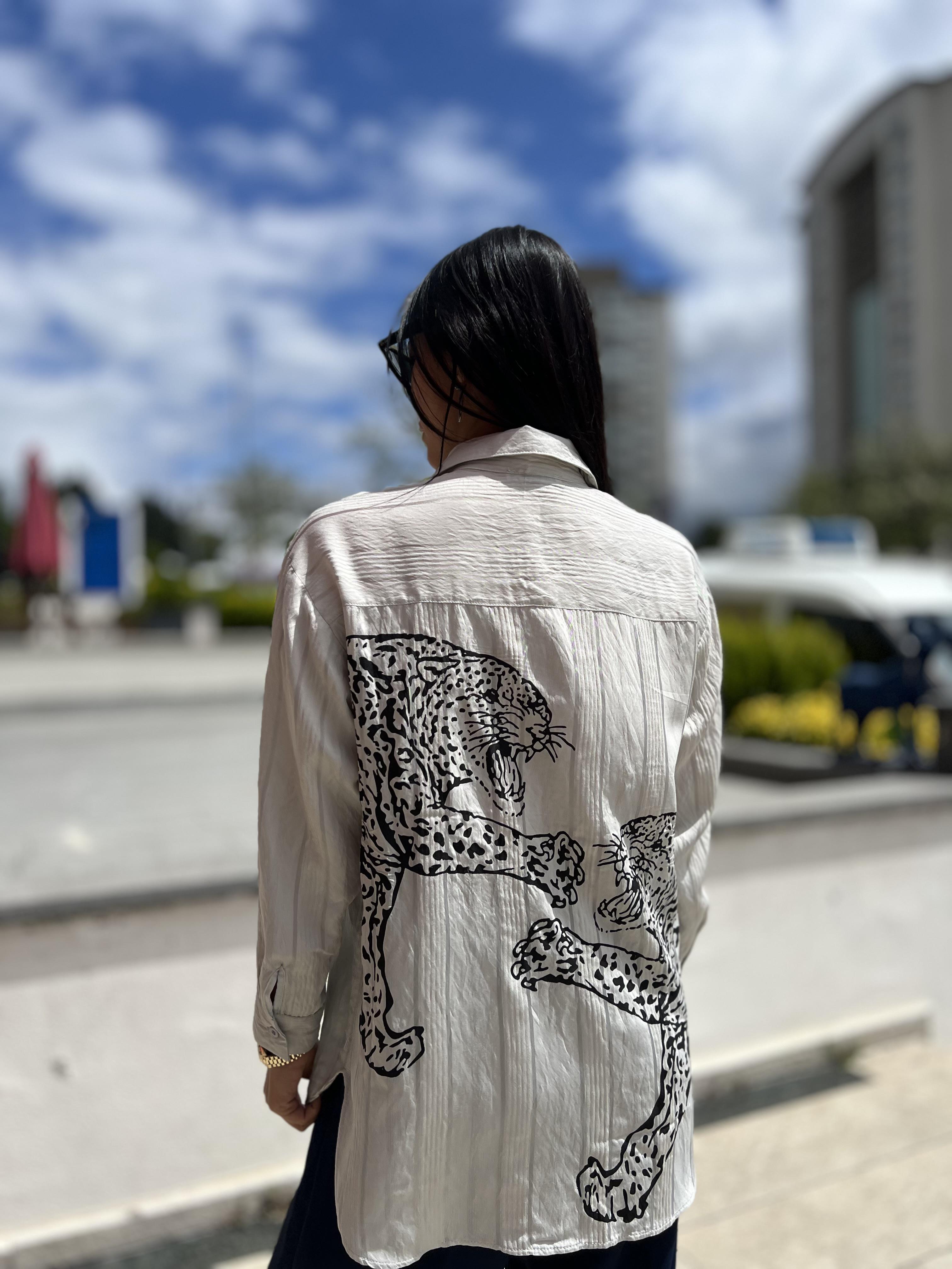 1111 SIRTI BASKILI GOMLEK