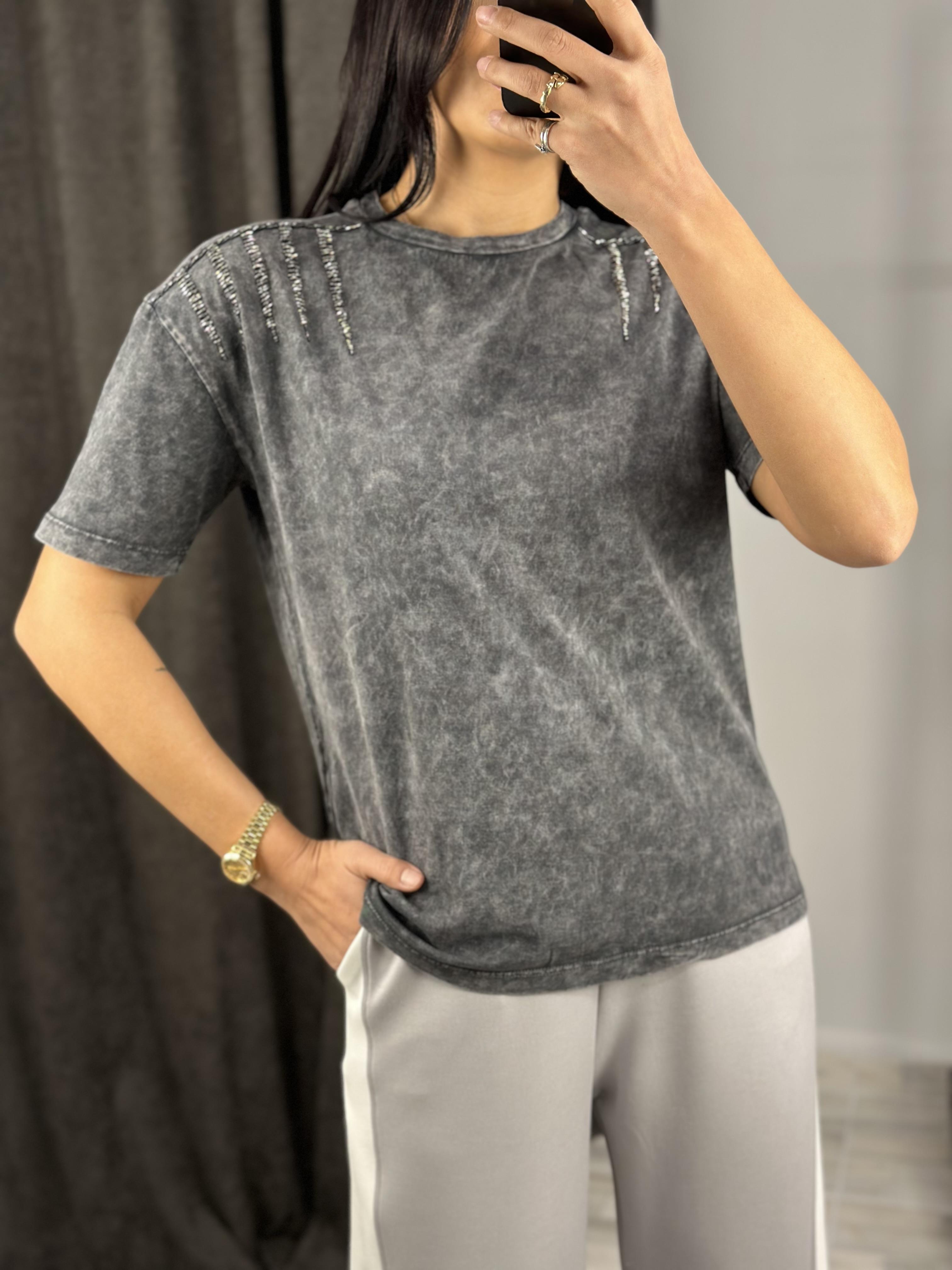 16043 BISIKLET YAKA ONU AKSESUARLI TSHIRT