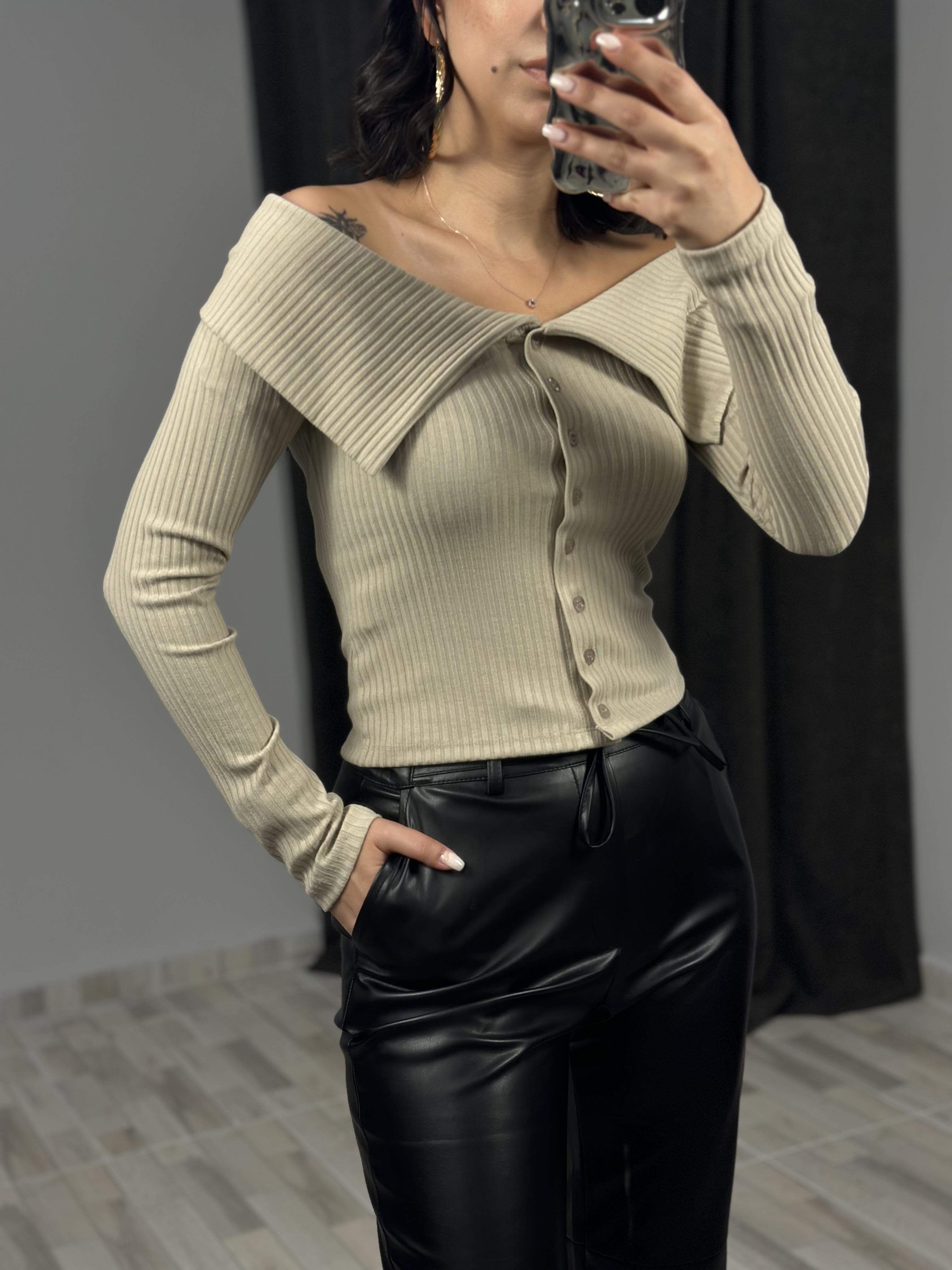 31269 OMUZLARI ACIK DUGMELI TOP
