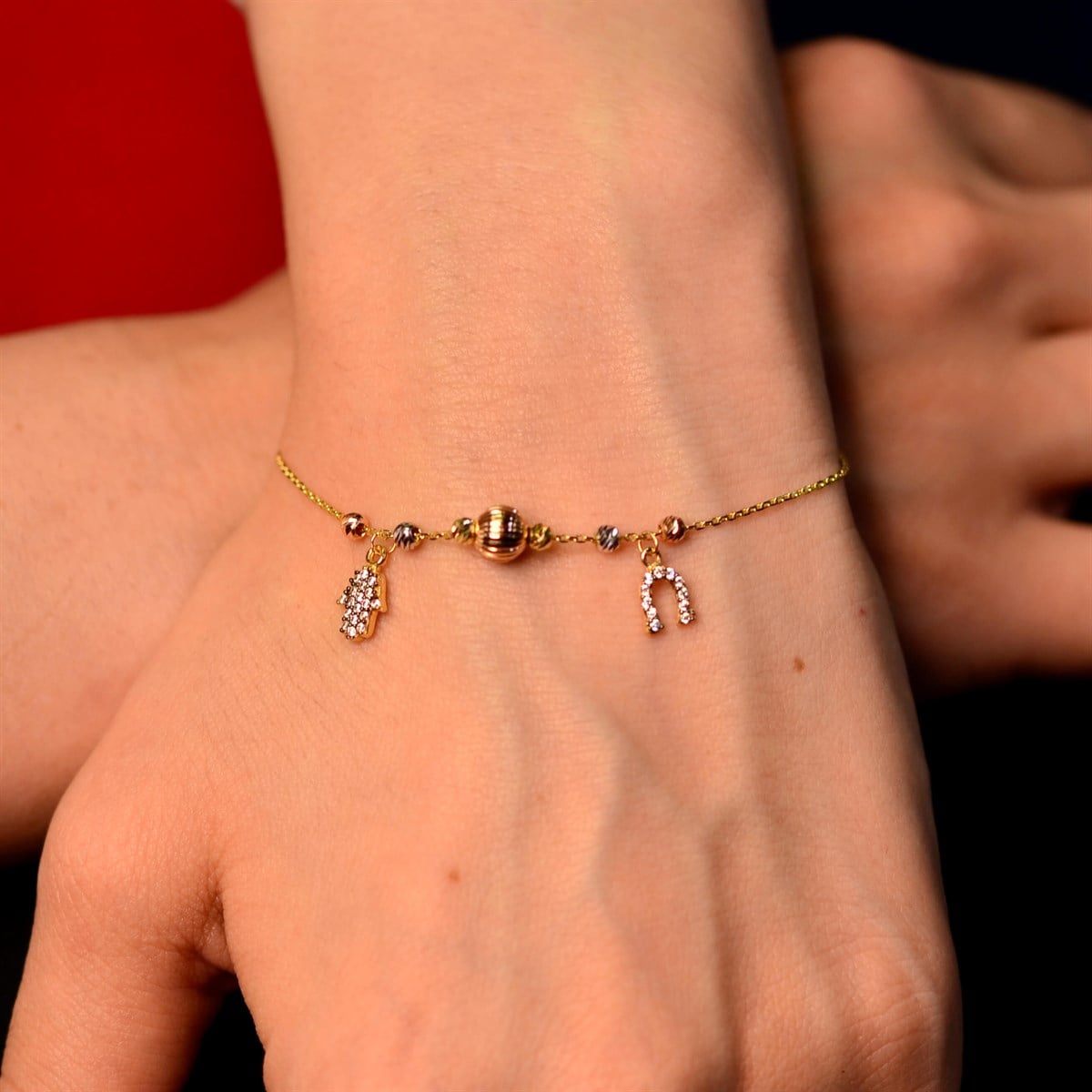 FATMA ELİ VE NALLI BİLEKLİK