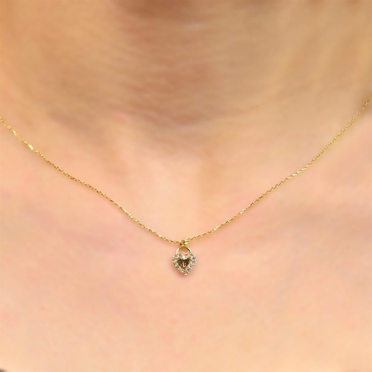 TREND KİLİTLİ KALP KOLYE 