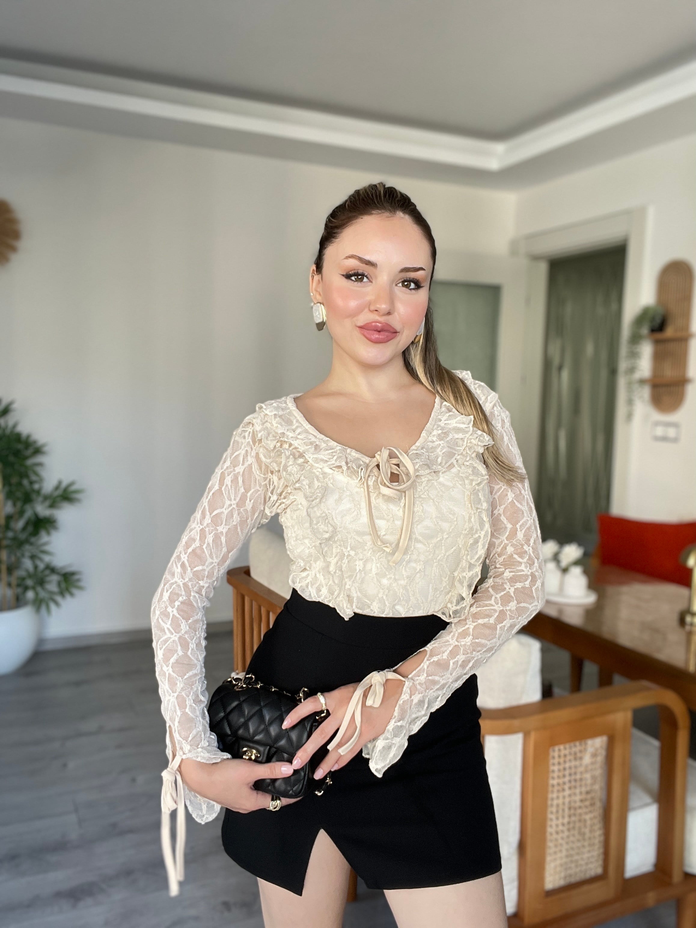 Bej Bağlama Detaylı Dantel  Bluz