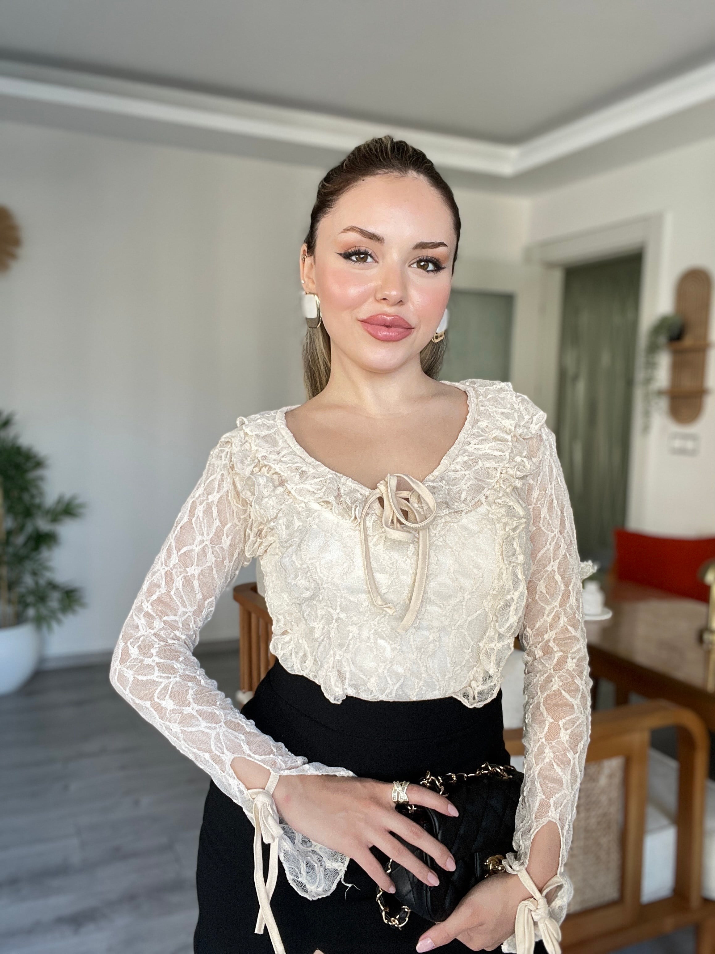 Bej Bağlama Detaylı Dantel  Bluz