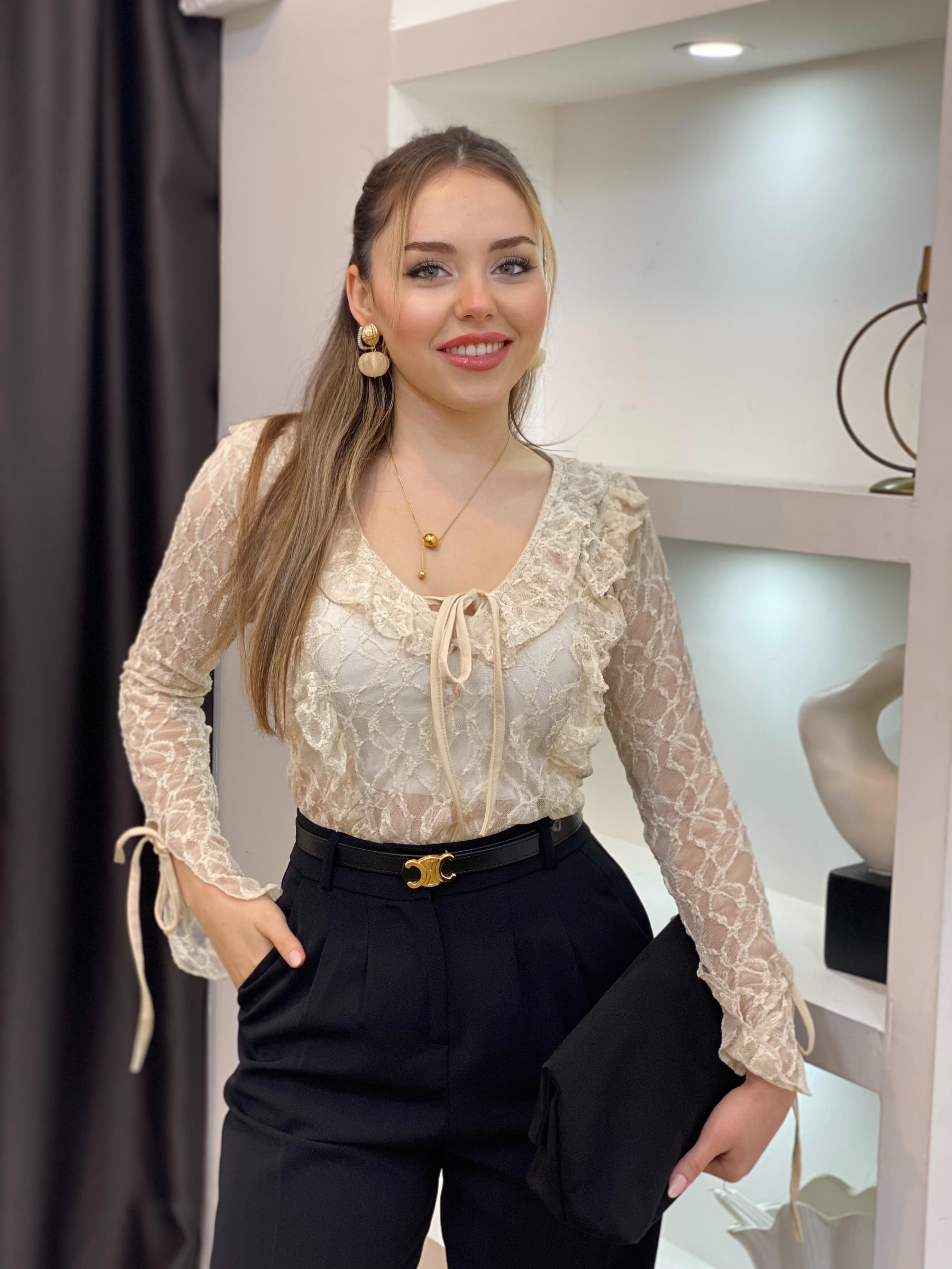 Bej Bağlama Detaylı Dantel Bluz