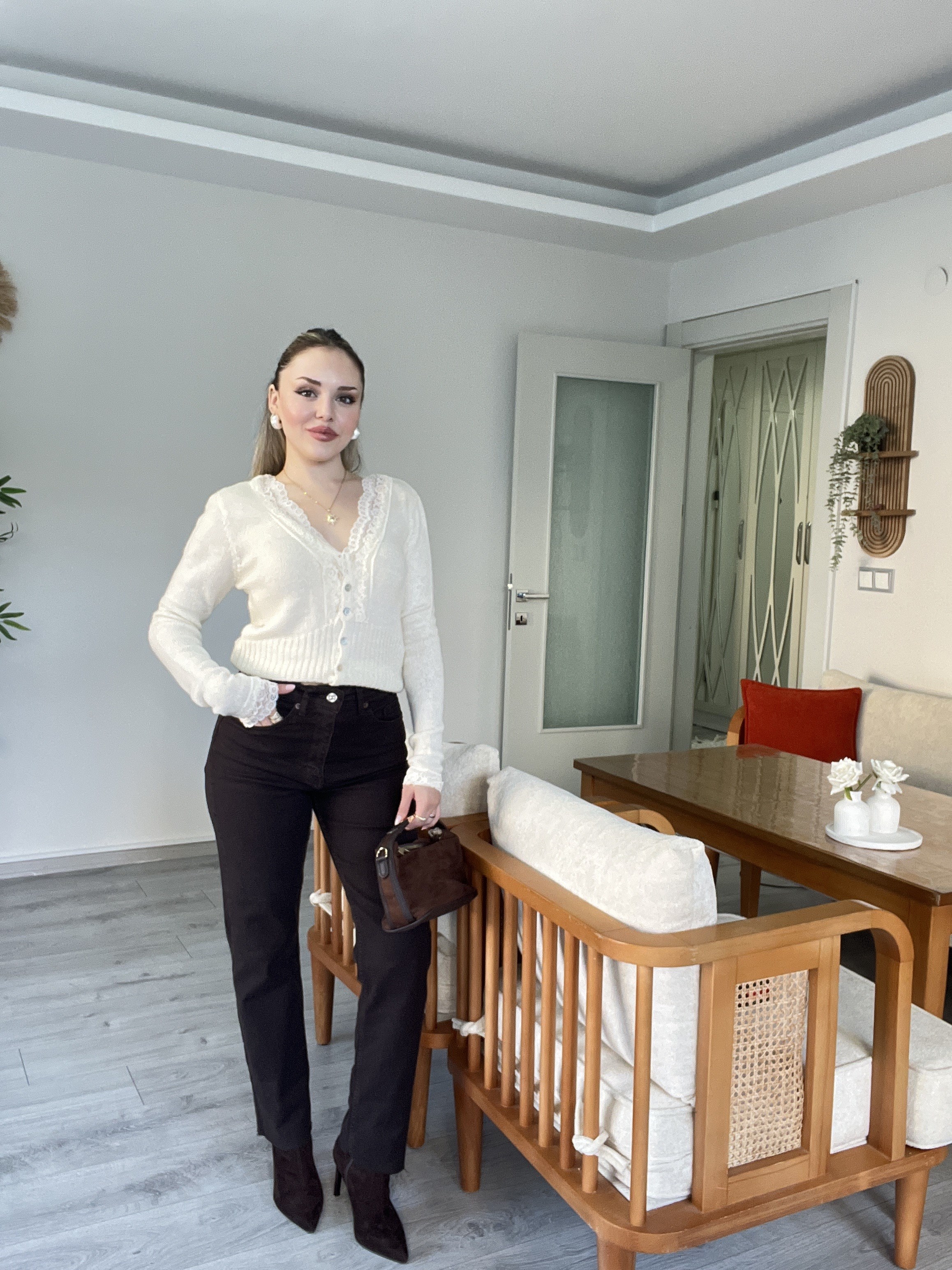Bej Renk Dantel Detaylı Hırka
