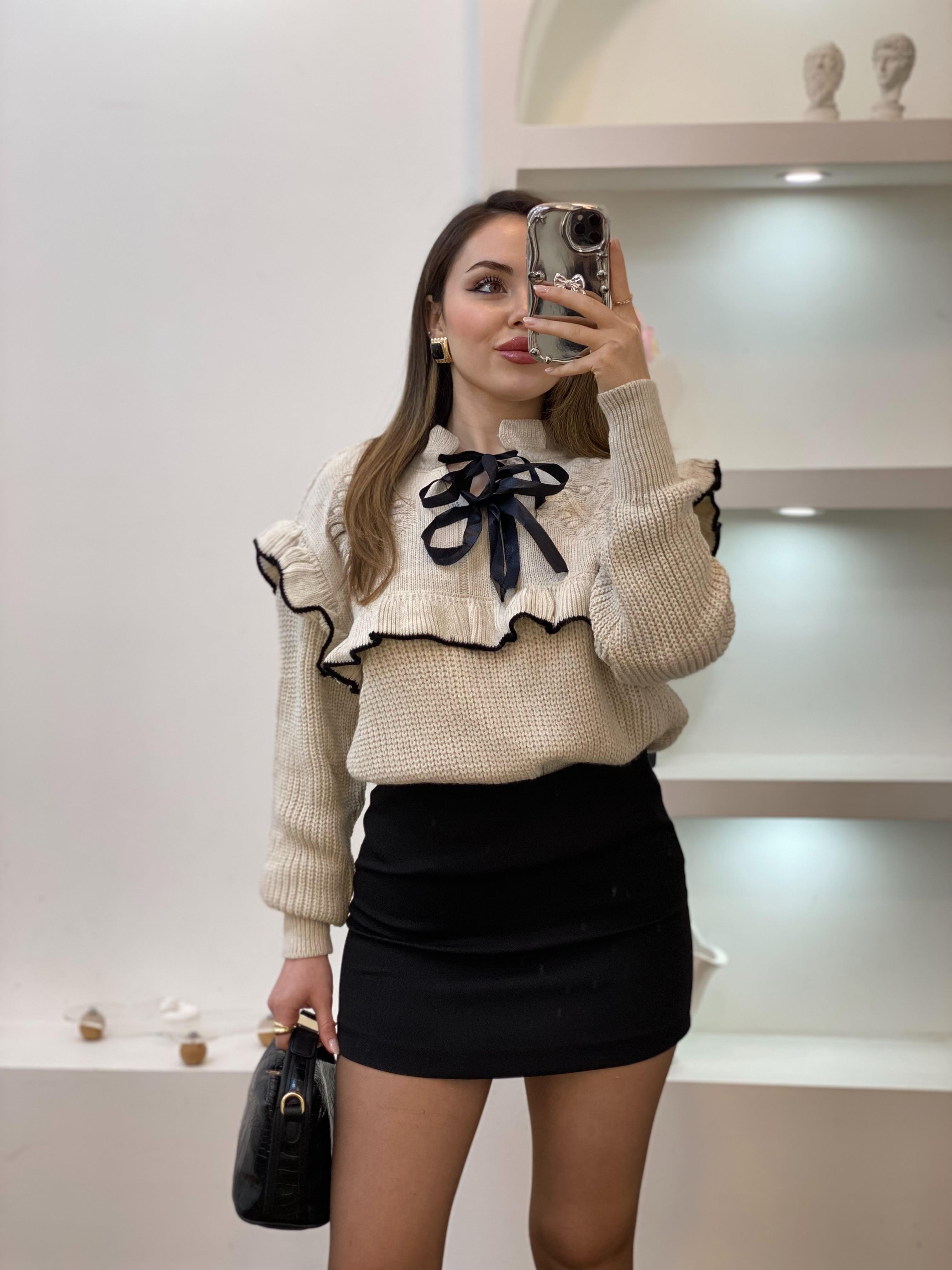 Bej Volanlı Önü Bağlamalı Model Triko Kazak