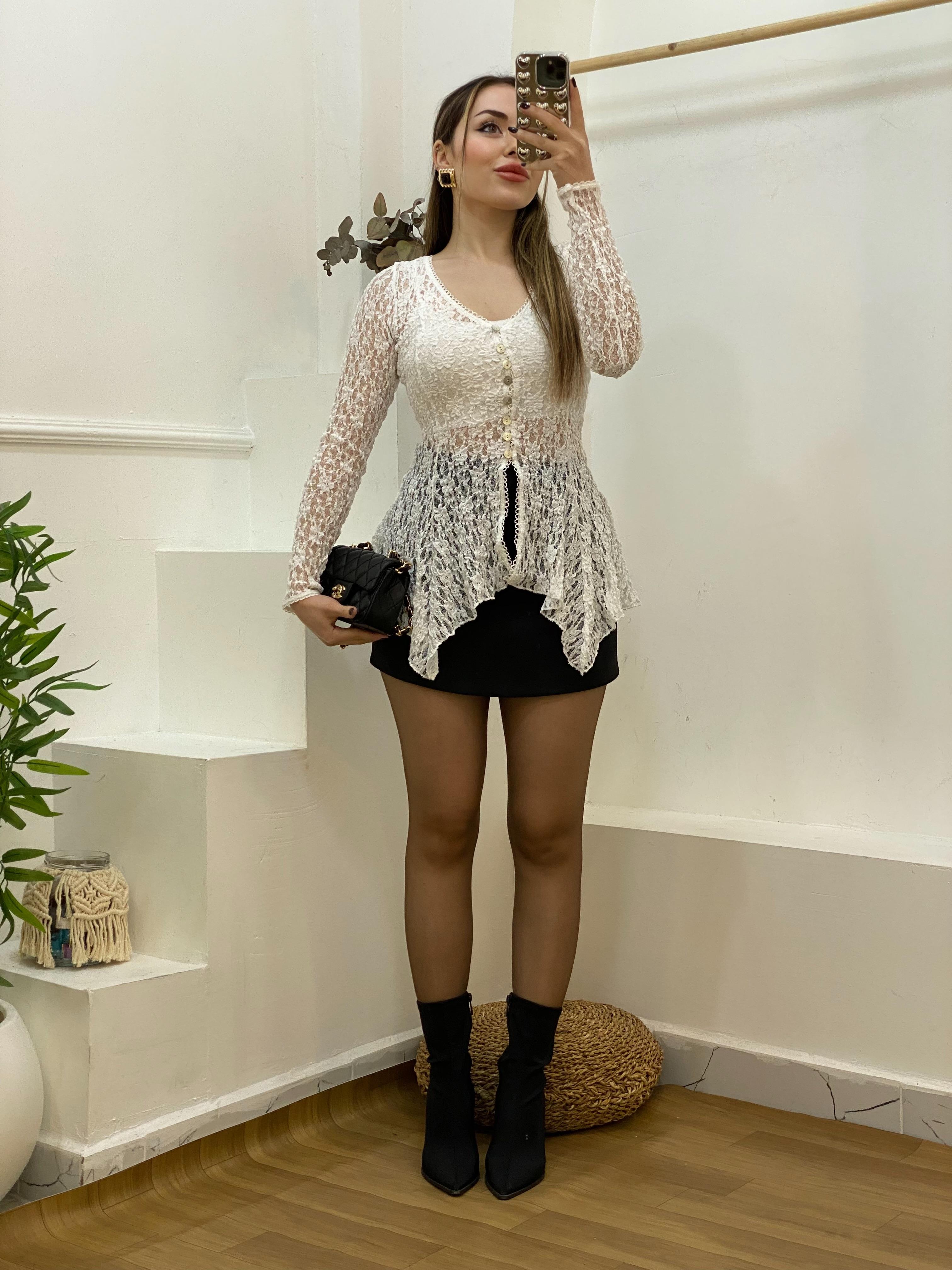 Beyaz Bel Oturtmalı Model Volanlı Dantel Bluz