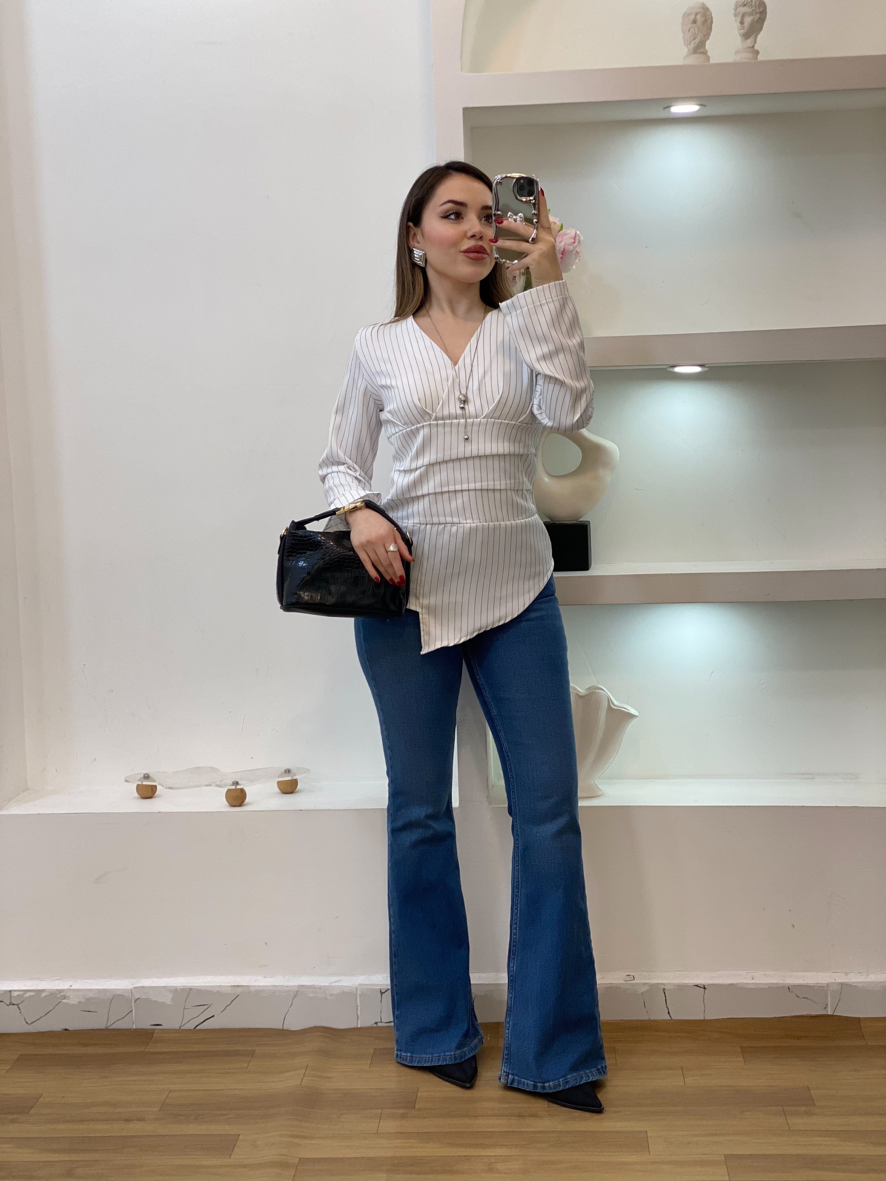 Beyaz Çizgili Asimetrik Kesim Bluz 