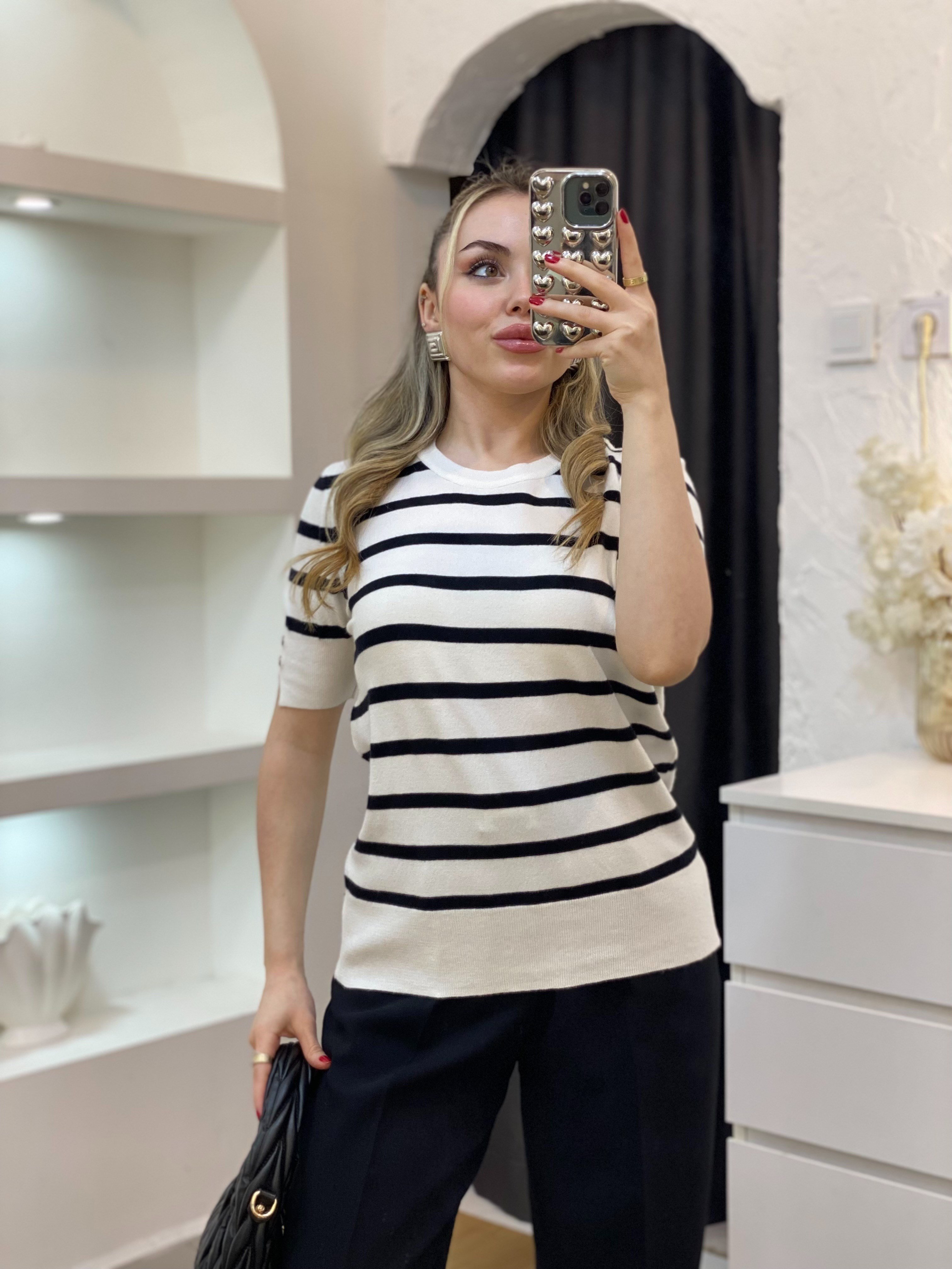 Beyaz Çizgili Kolları Gold Düğmeli Yumoş Dokulu Triko Bluz