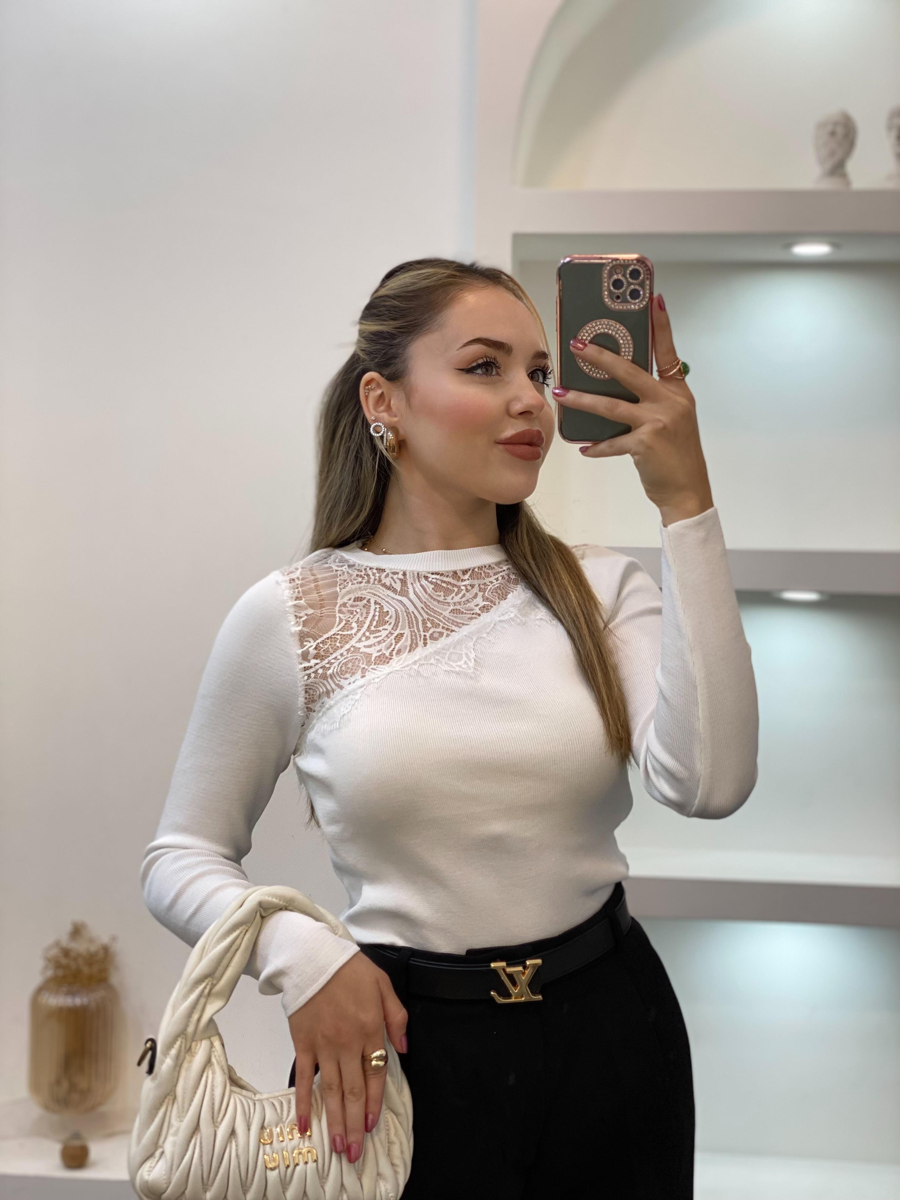 Beyaz Dantel Detaylı Triko Bluz