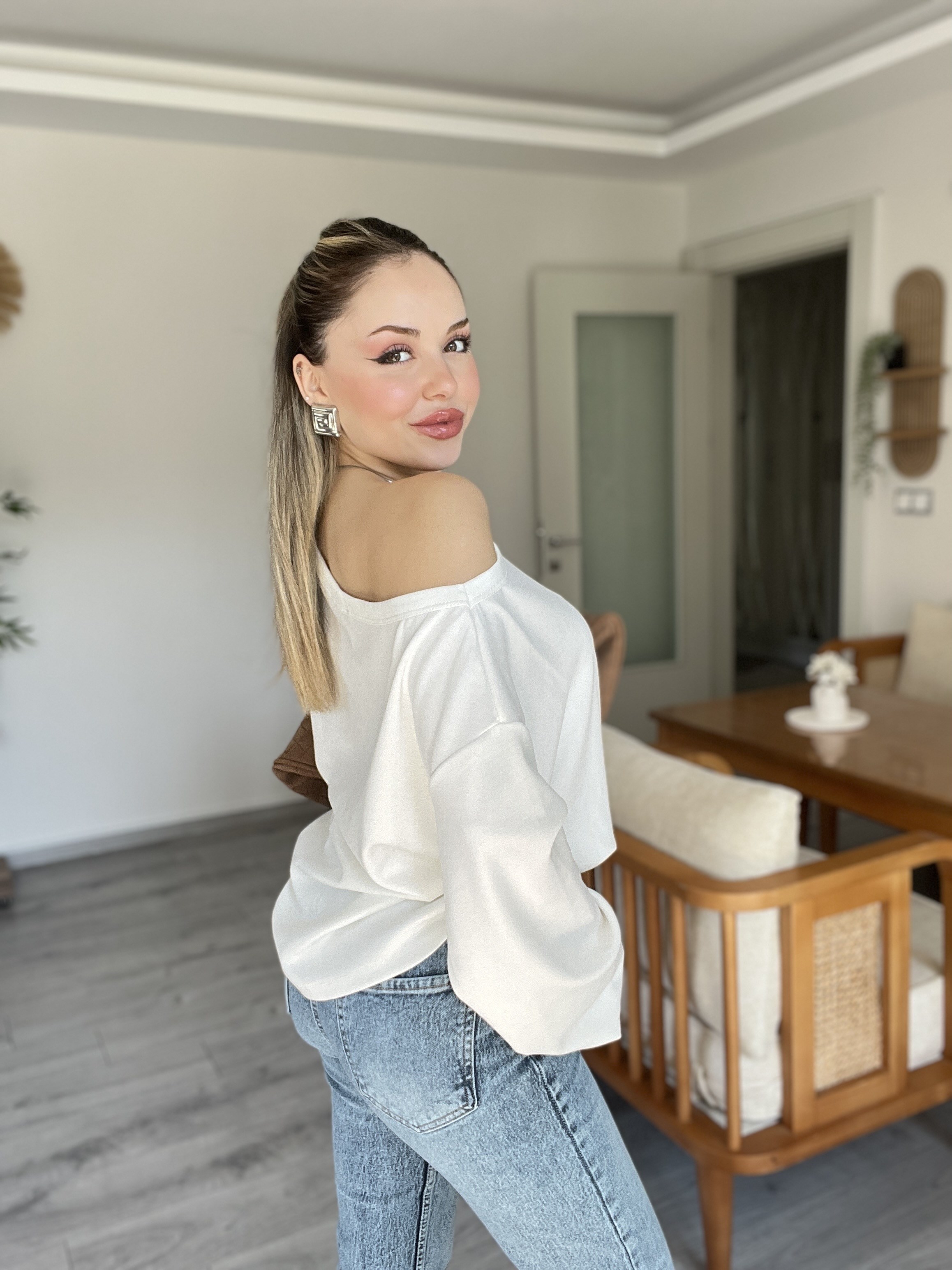 Beyaz Düşük Omuz Oversize Modal Bluz