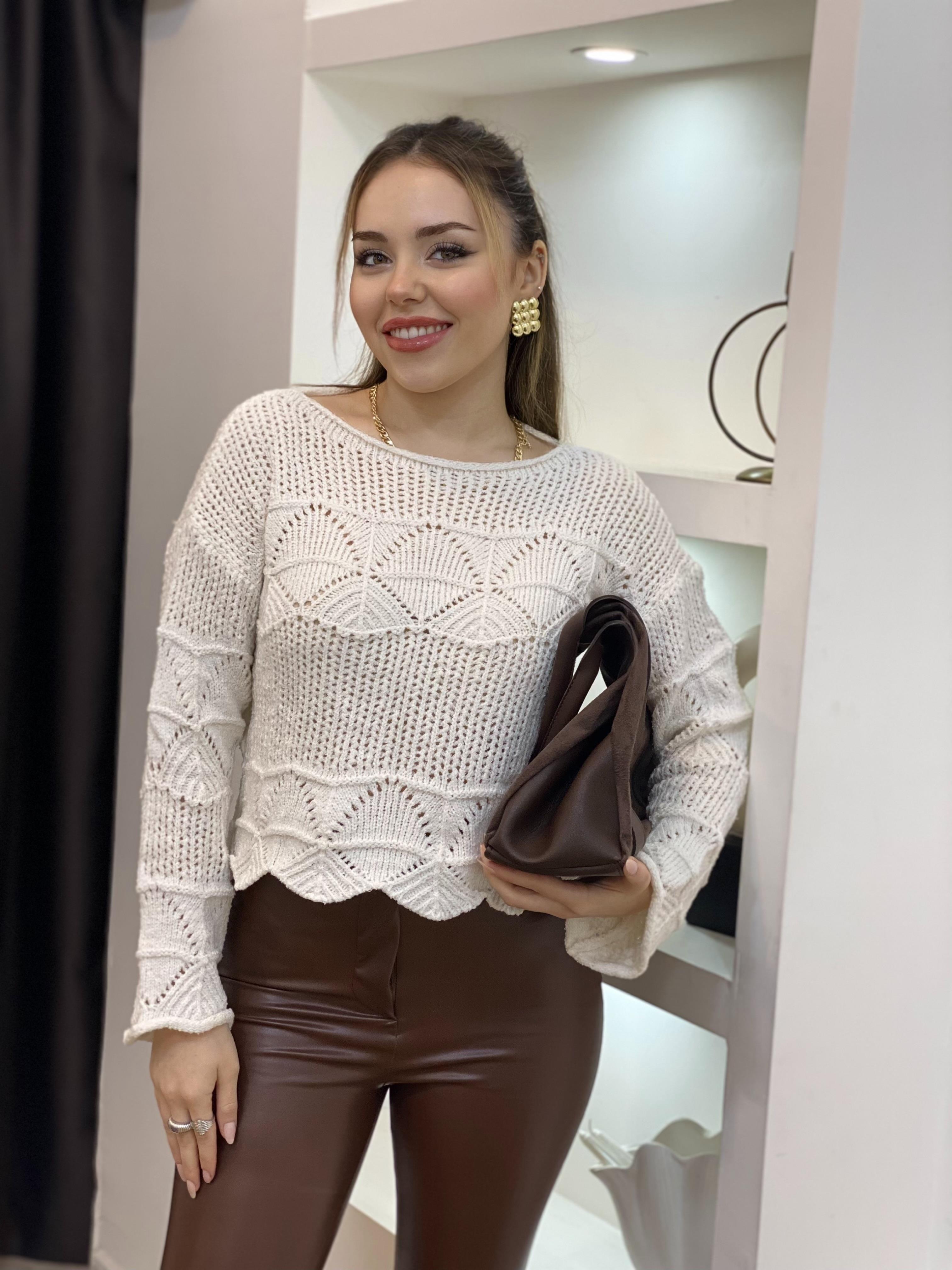 Beyaz Kayık Yaka Triko Kazak