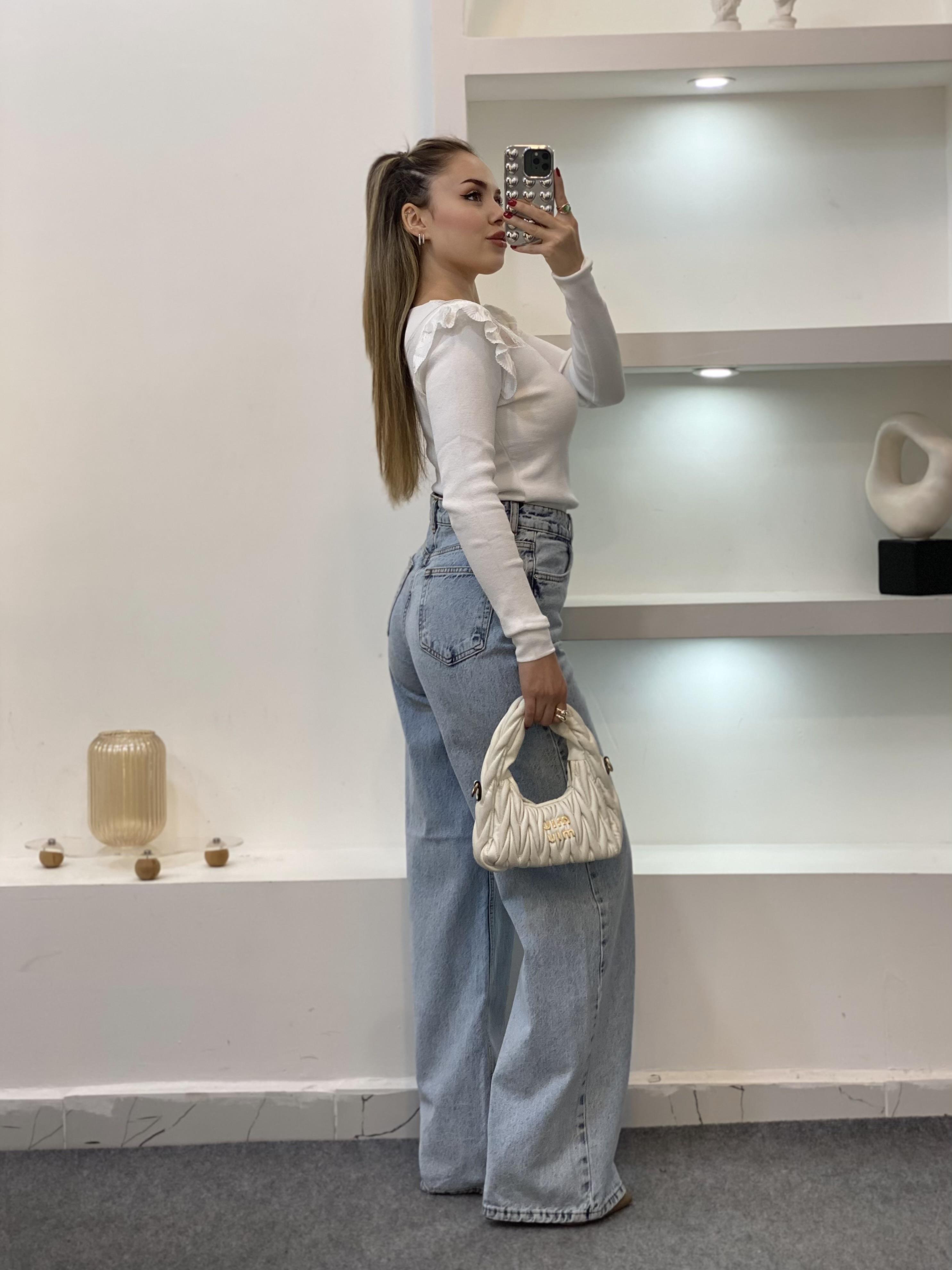 Beyaz Kolları Volanlı Dantel Detaylı Triko Bluz
