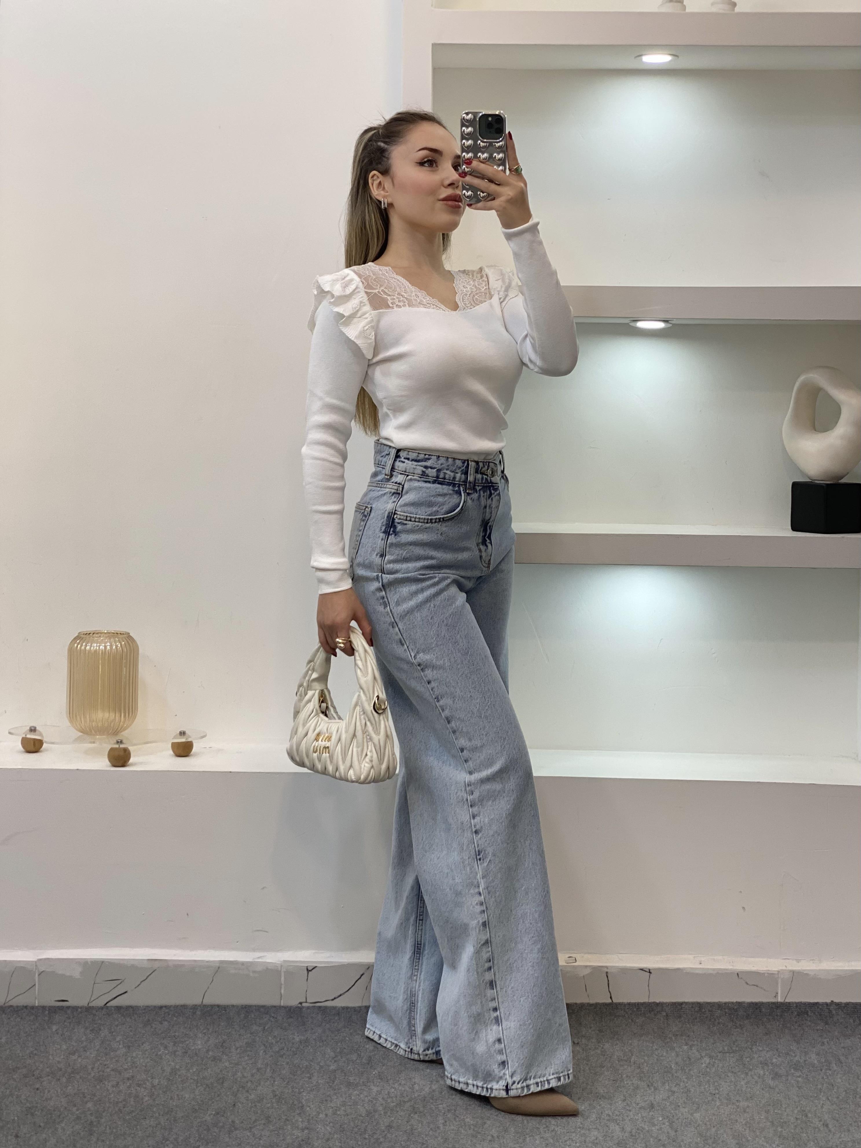 Beyaz Kolları Volanlı Dantel Detaylı Triko Bluz