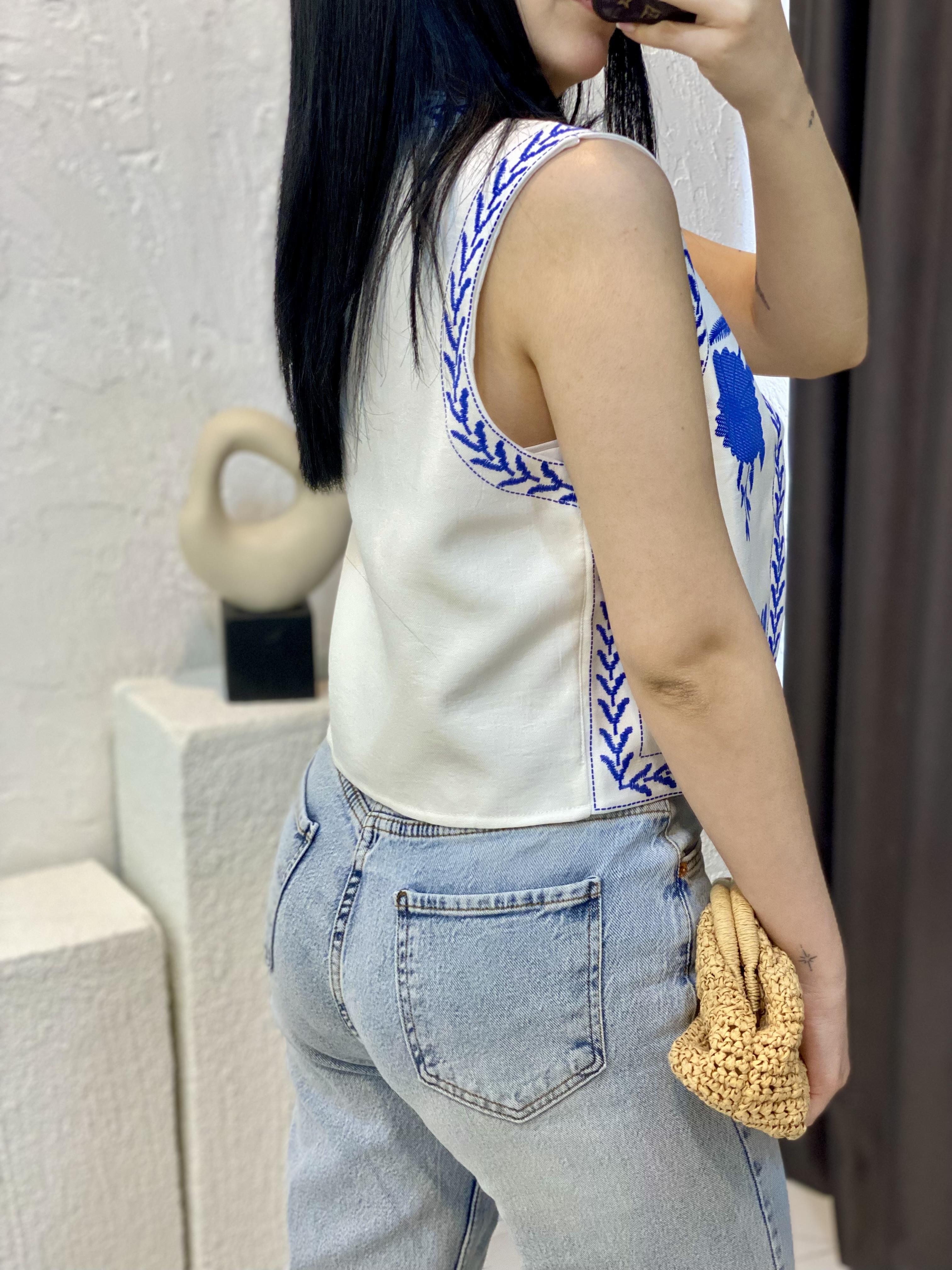 Beyaz Mavi Nakışlı Yelek