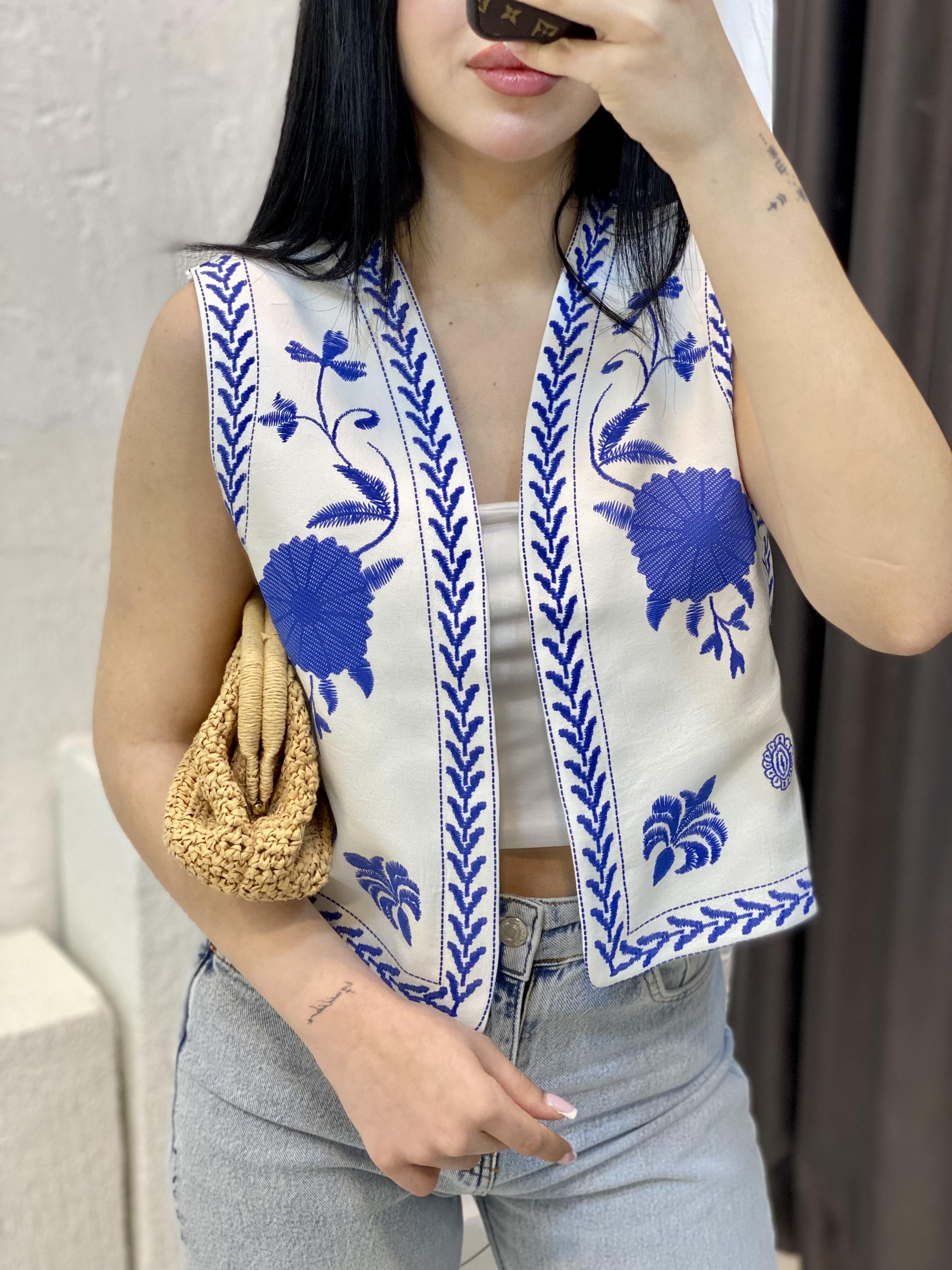 Beyaz Mavi Nakışlı Yelek