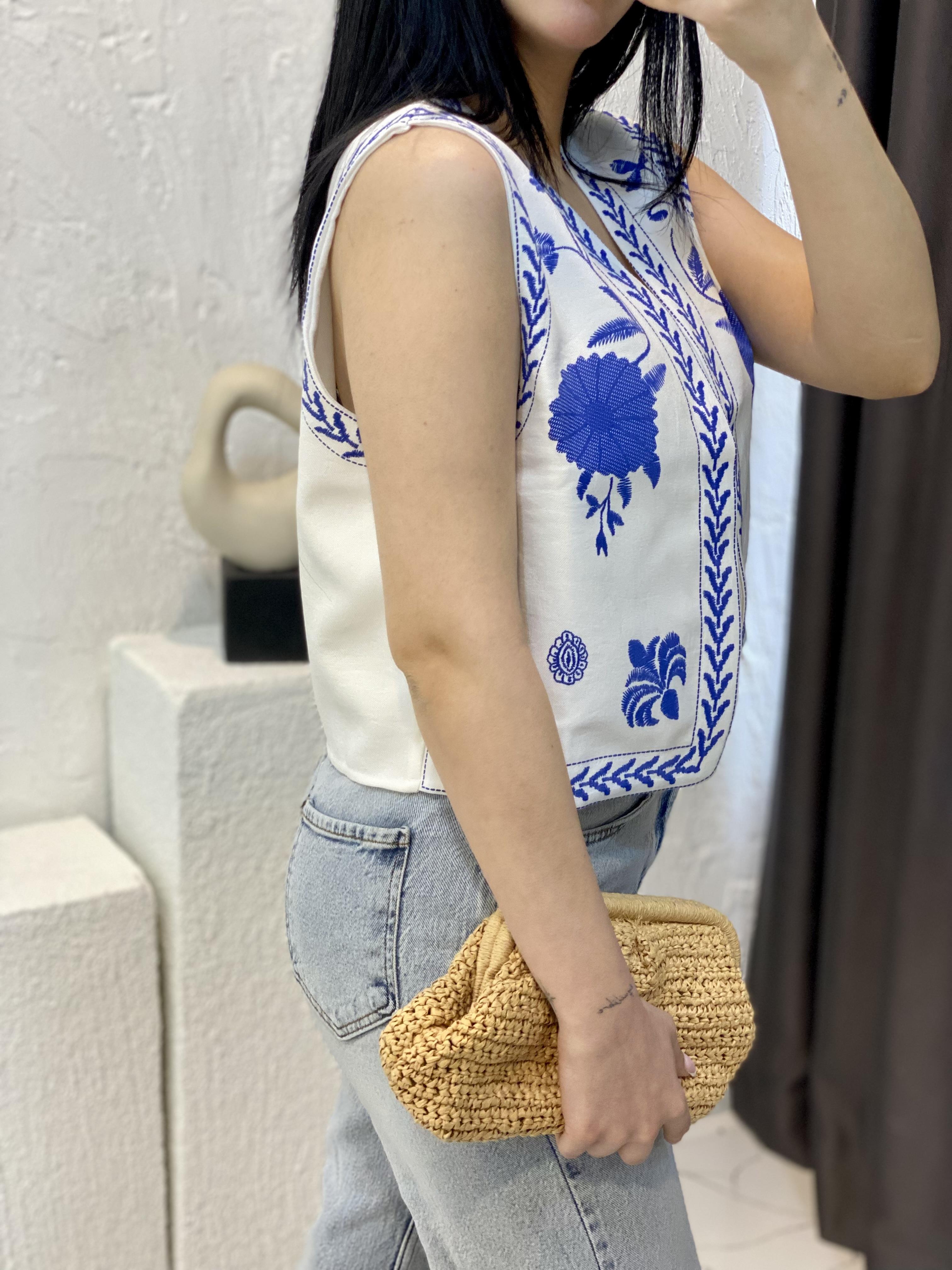 Beyaz Mavi Nakışlı Yelek