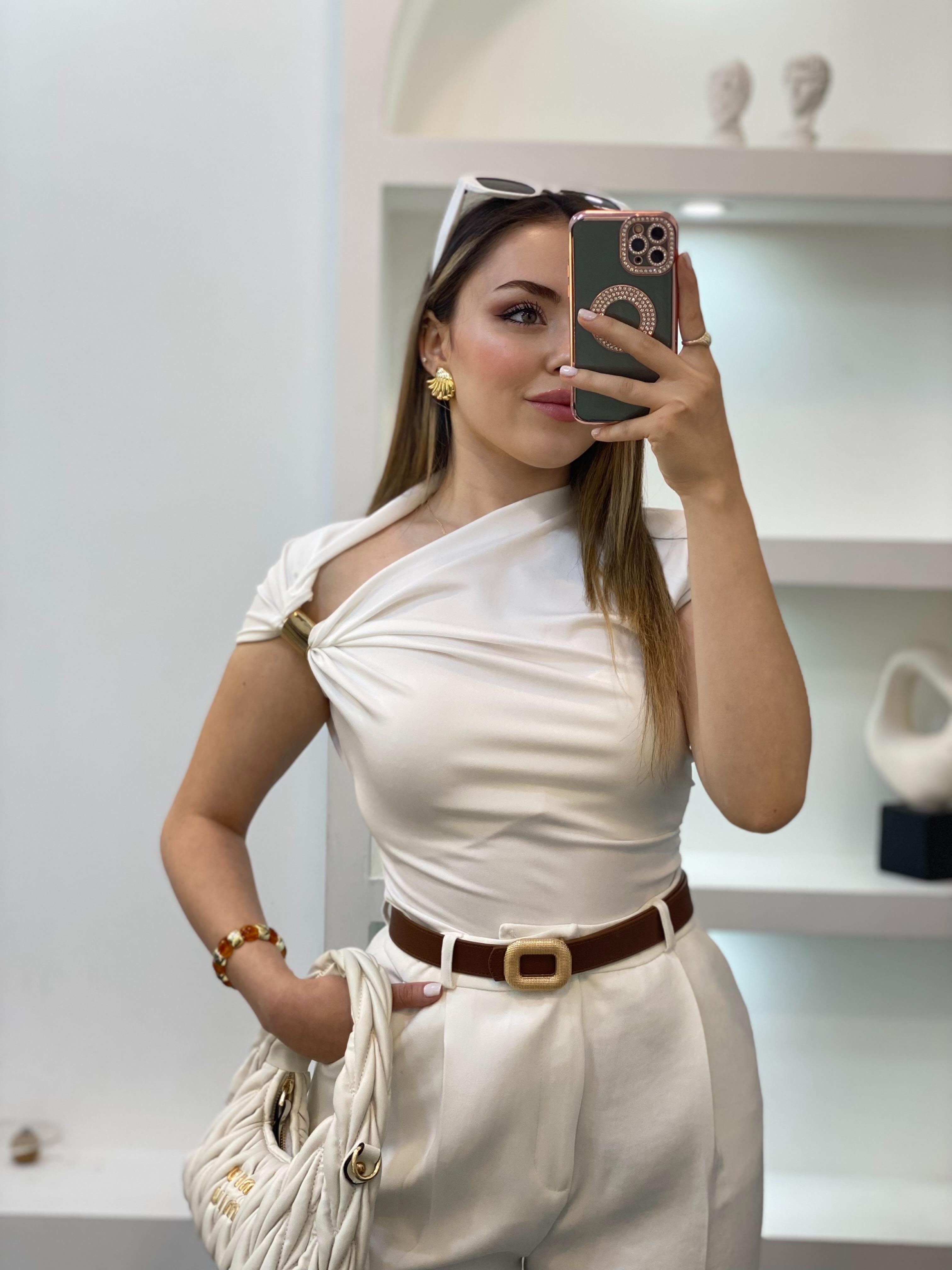 Beyaz Omuz Gold Tokalı Bluz