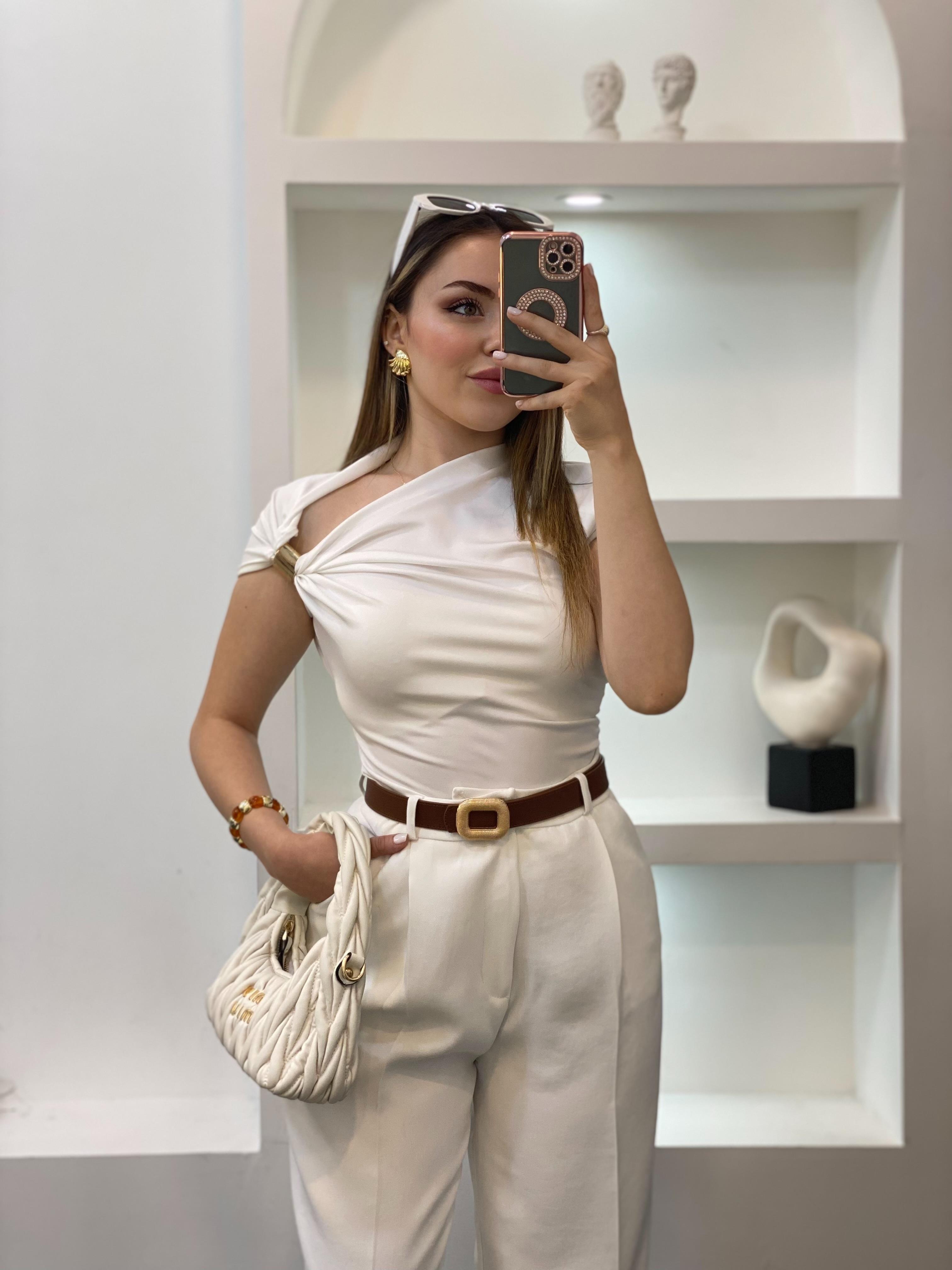 Beyaz Omuz Gold Tokalı Bluz