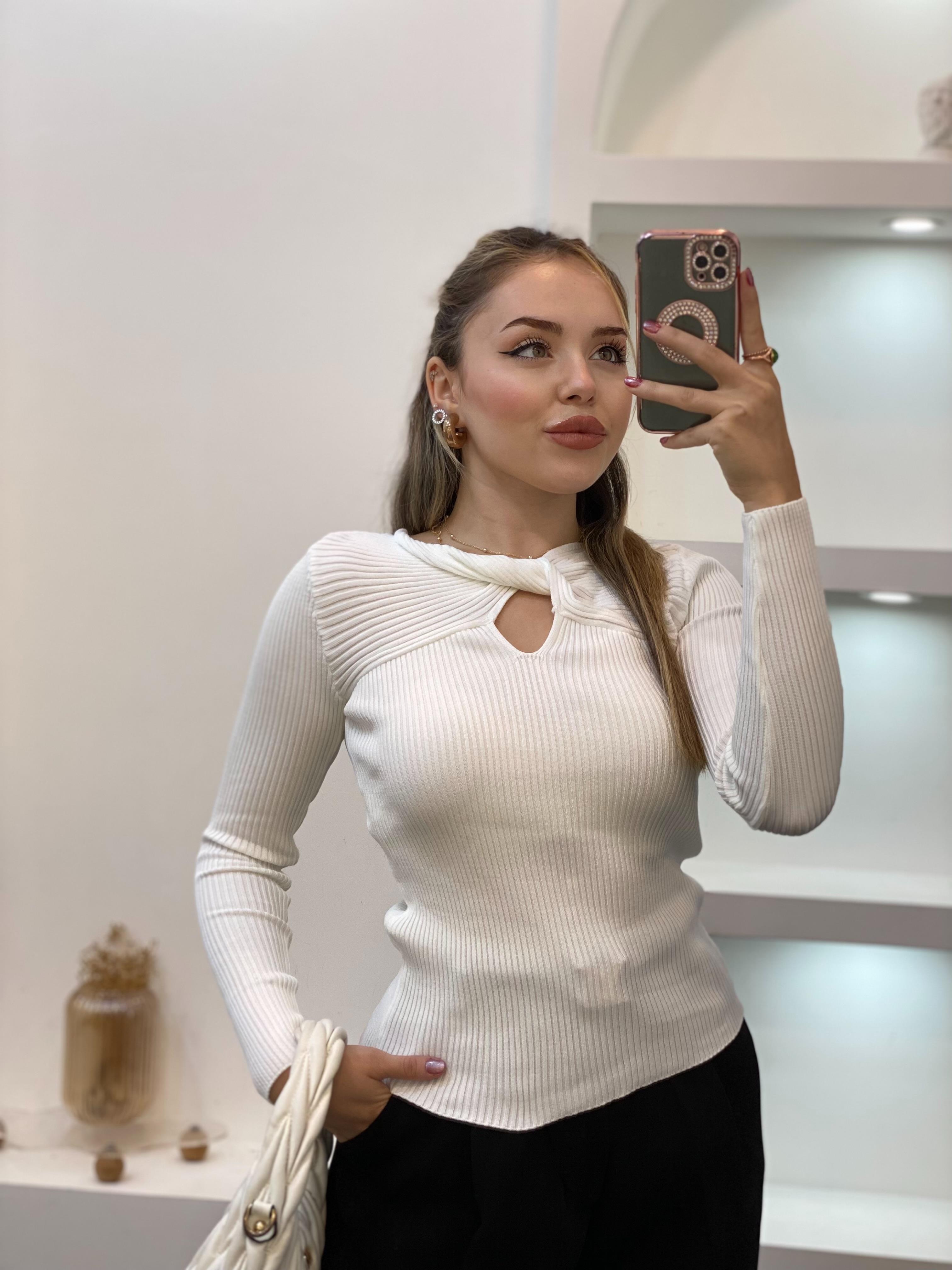 Beyaz Önü Pencereli Model Triko Bluz